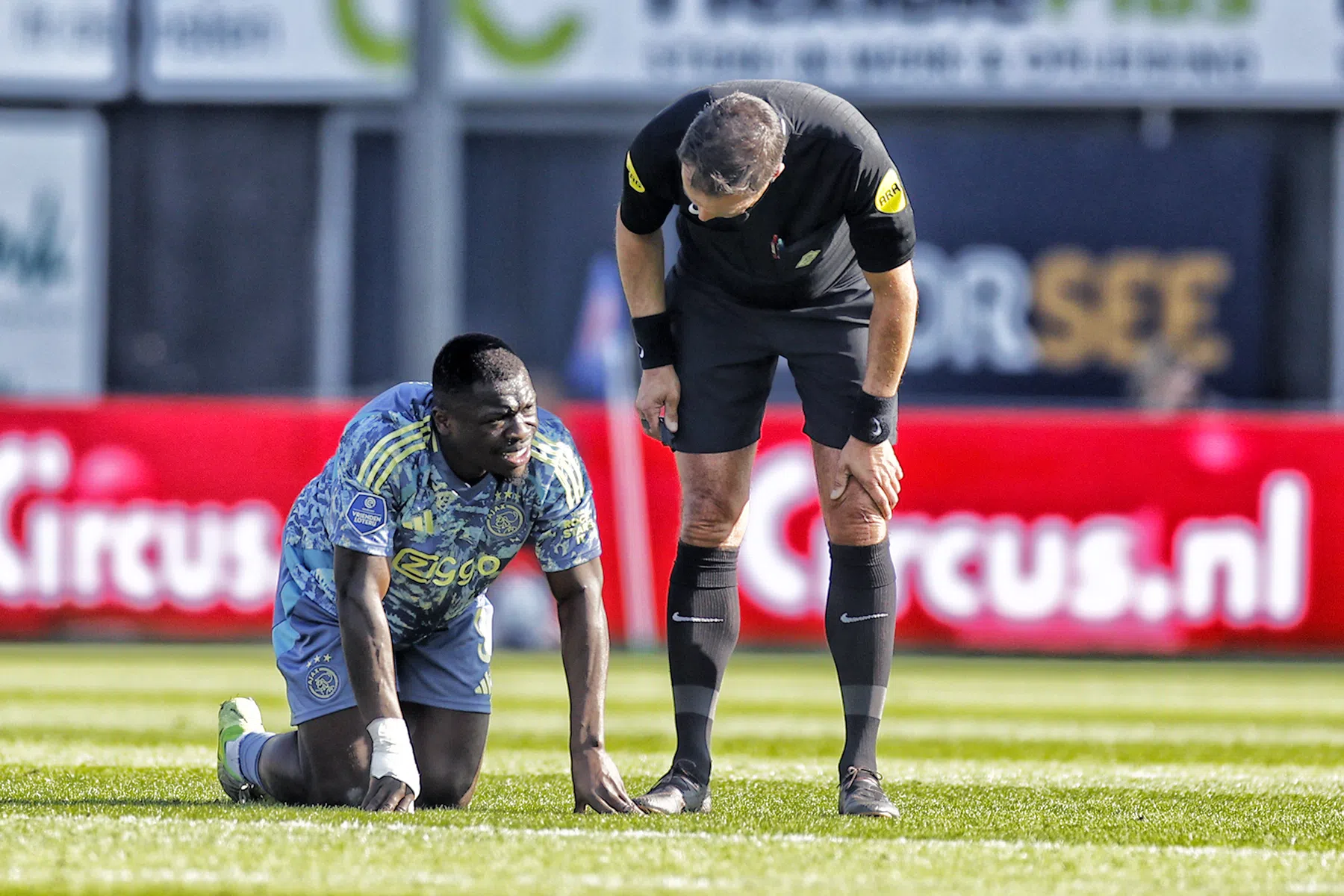 Brobbey valt binnen een kwartier uit bij Ajax