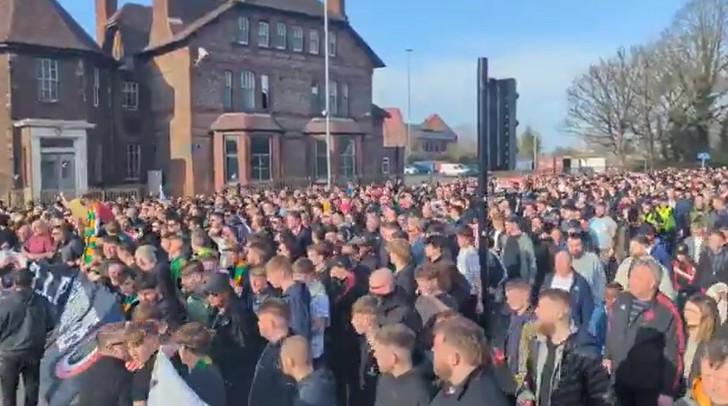 Protest van duizenden Manchester United-fans: 'De club sterft voor onze ogen'