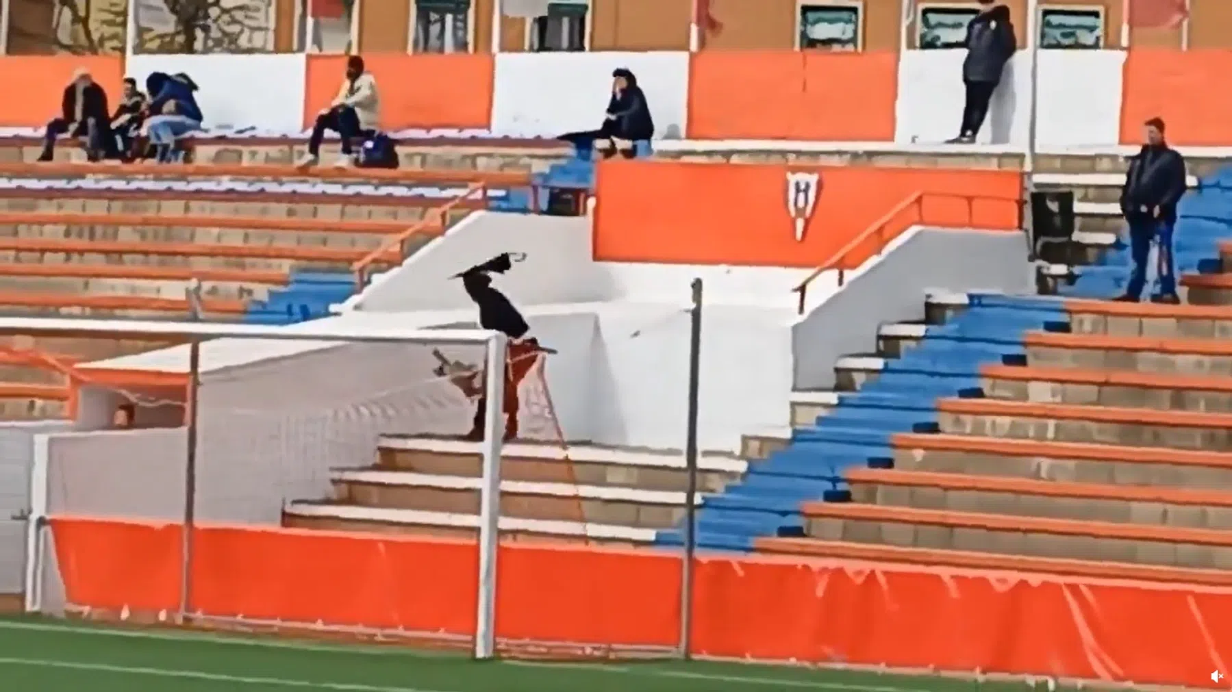 Complotpresident met Bassie & Adriaan-praktijken op vierde niveau Spanje