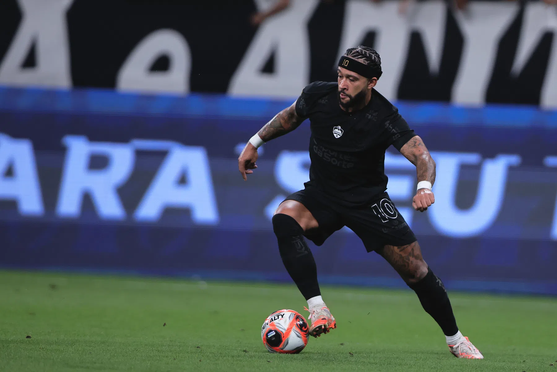 Memphis draagt met assist bij aan winst tegen Neymar en finale voor Corinthians