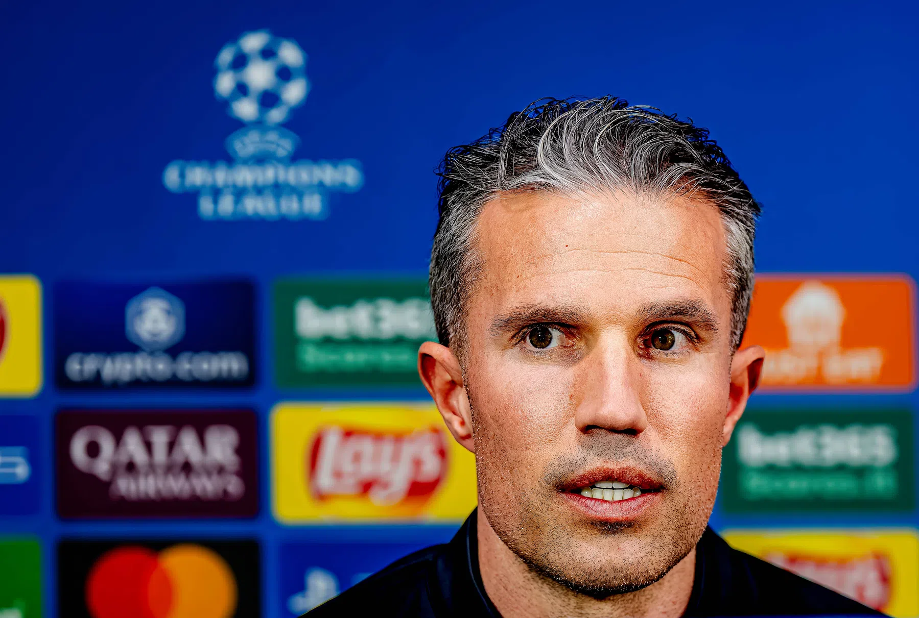 Van Persie adviseert spelers: 'De media niet volgen, er wordt ons iets aangepraat'