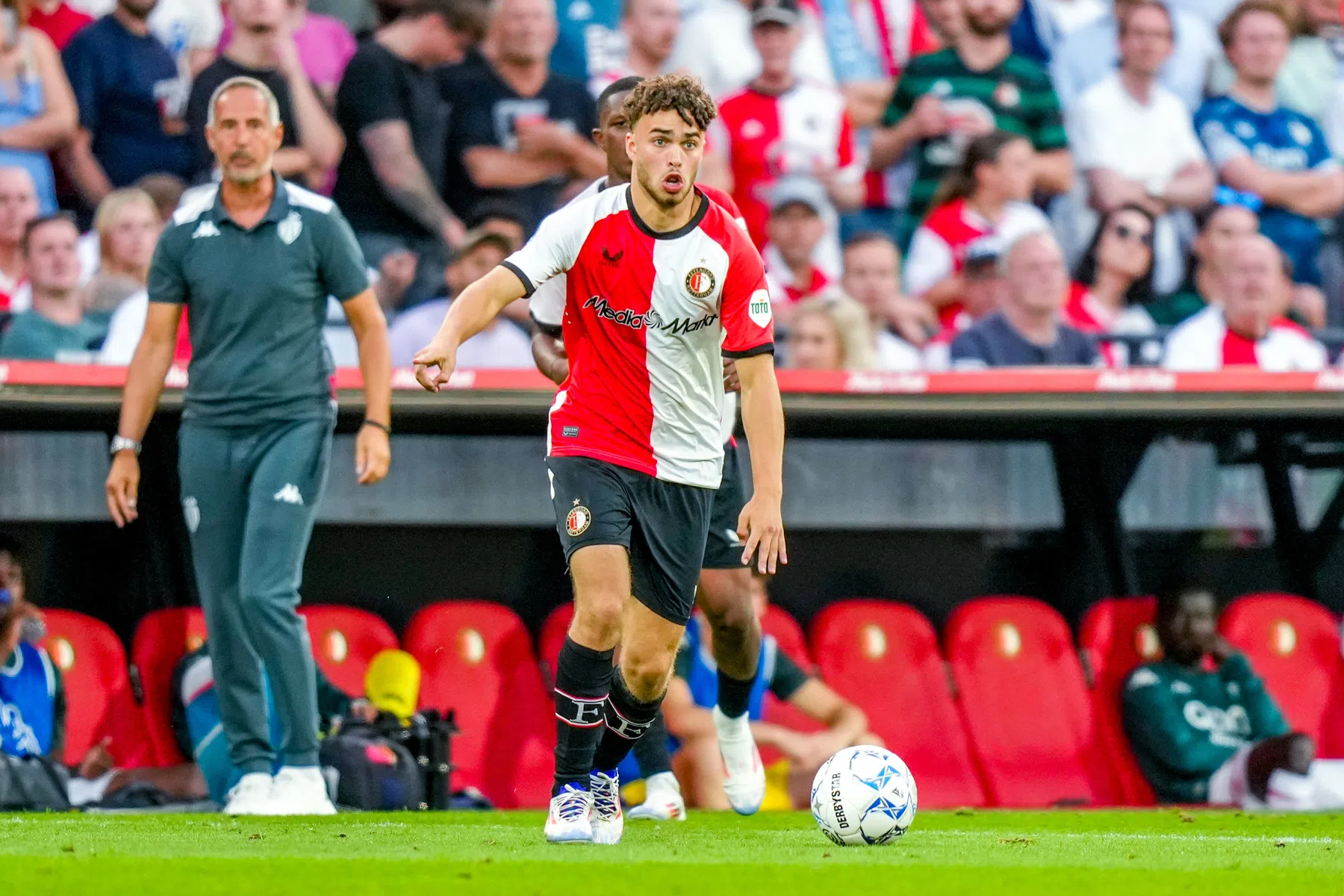 Van Persie kiest in San Siro voor jeugdspeler als vervanger Paixão