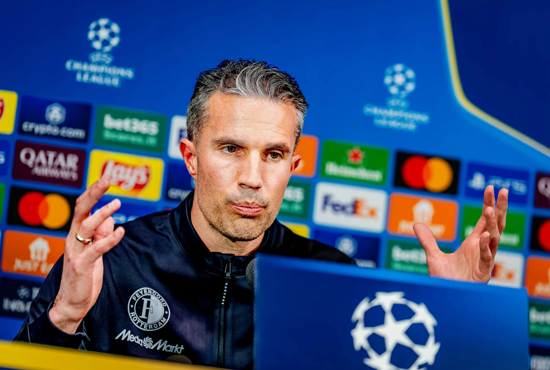 Van Persie stelt jonkie Sliti voor: 'Oldskool linksbuiten met open mindset'