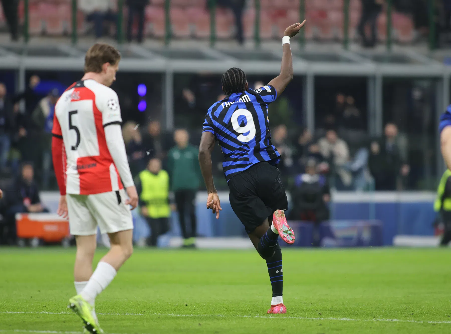 Feyenoord oogst lof: 'Hét fort van Europa vertoonde scheuren'