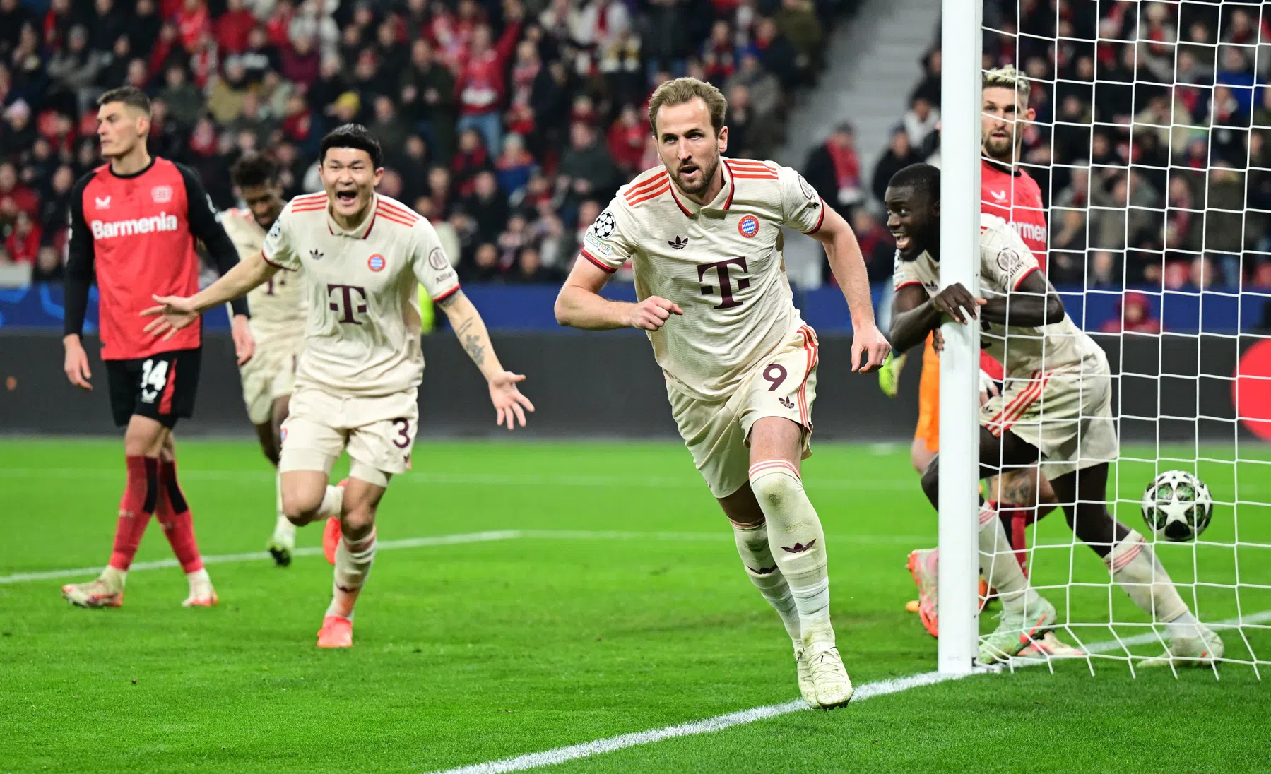 Bayern soepel naar de kwartfinale, Kane vestigt record