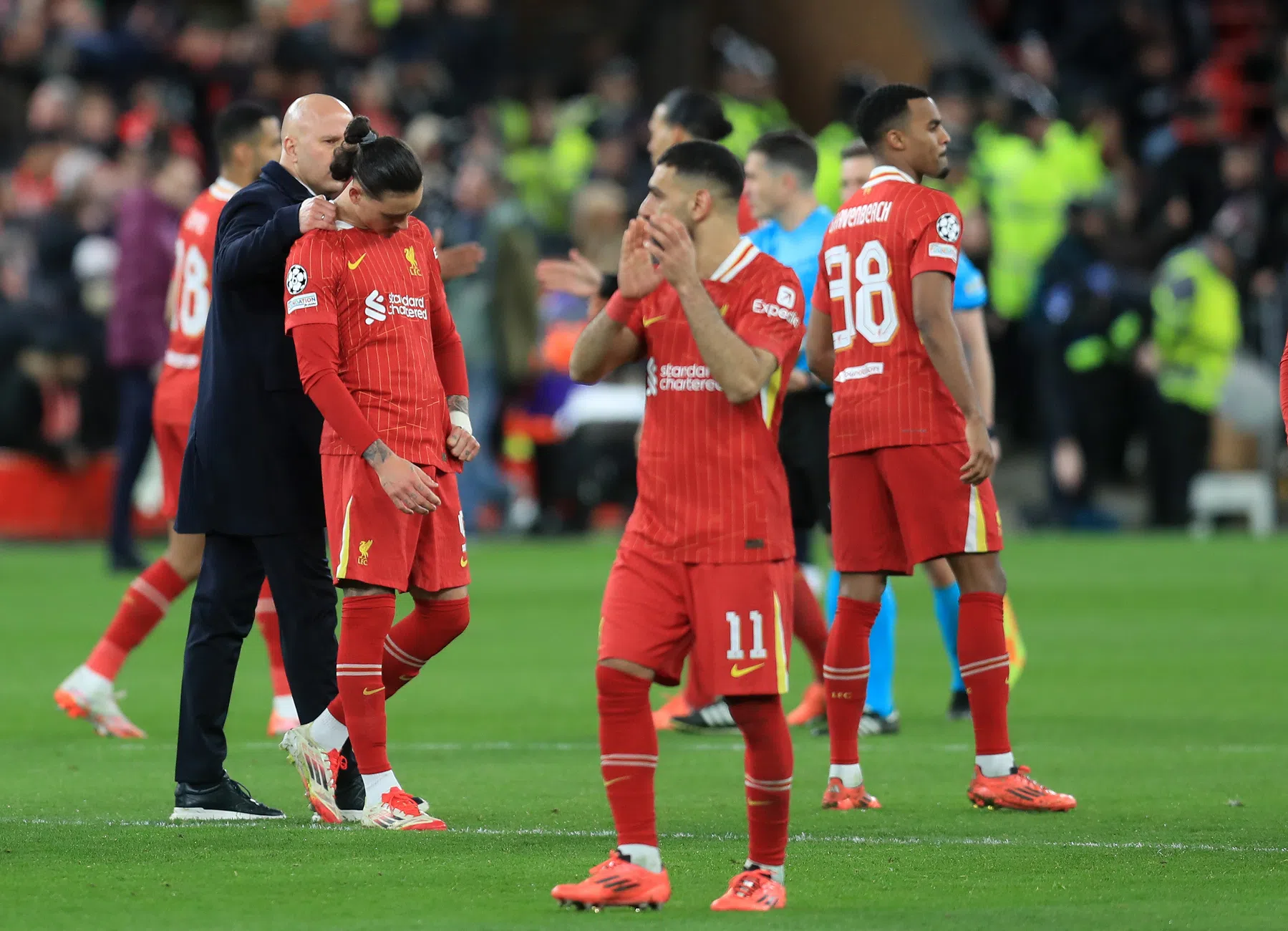 Britse media zien zondebok voor Slot bij Liverpool: 'Hij heeft geen impact'