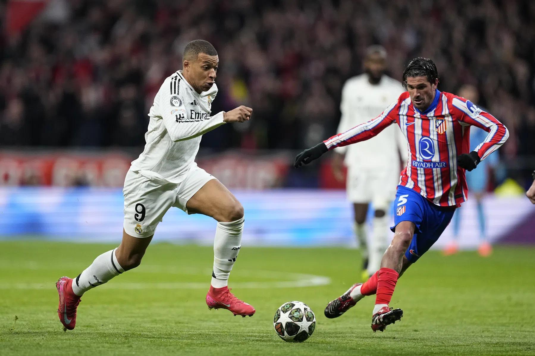 Rake penalty afgekeurd en misser Vinícius: Real via Atlético naar kwartfinale