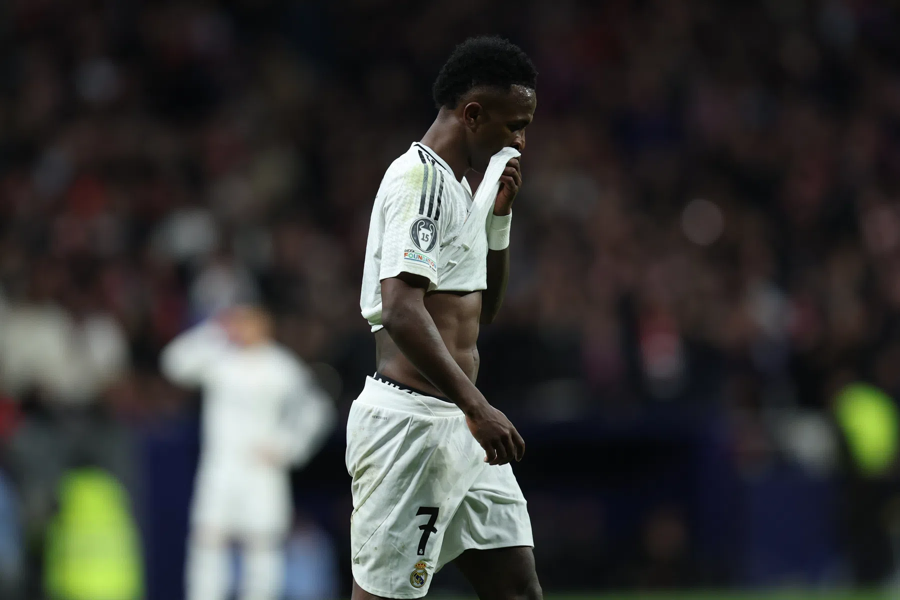 Unieke penaltymisser Vinícius leidt tot verlenging in Madrid