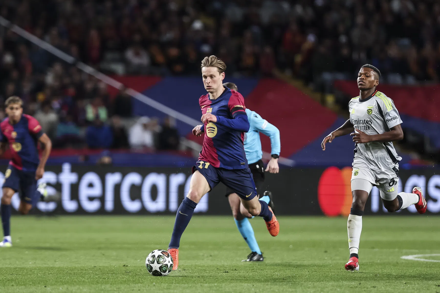 Lovende kritieken voor 'manager' De Jong: 'Zijn niveau gaat elke dag omhoog'