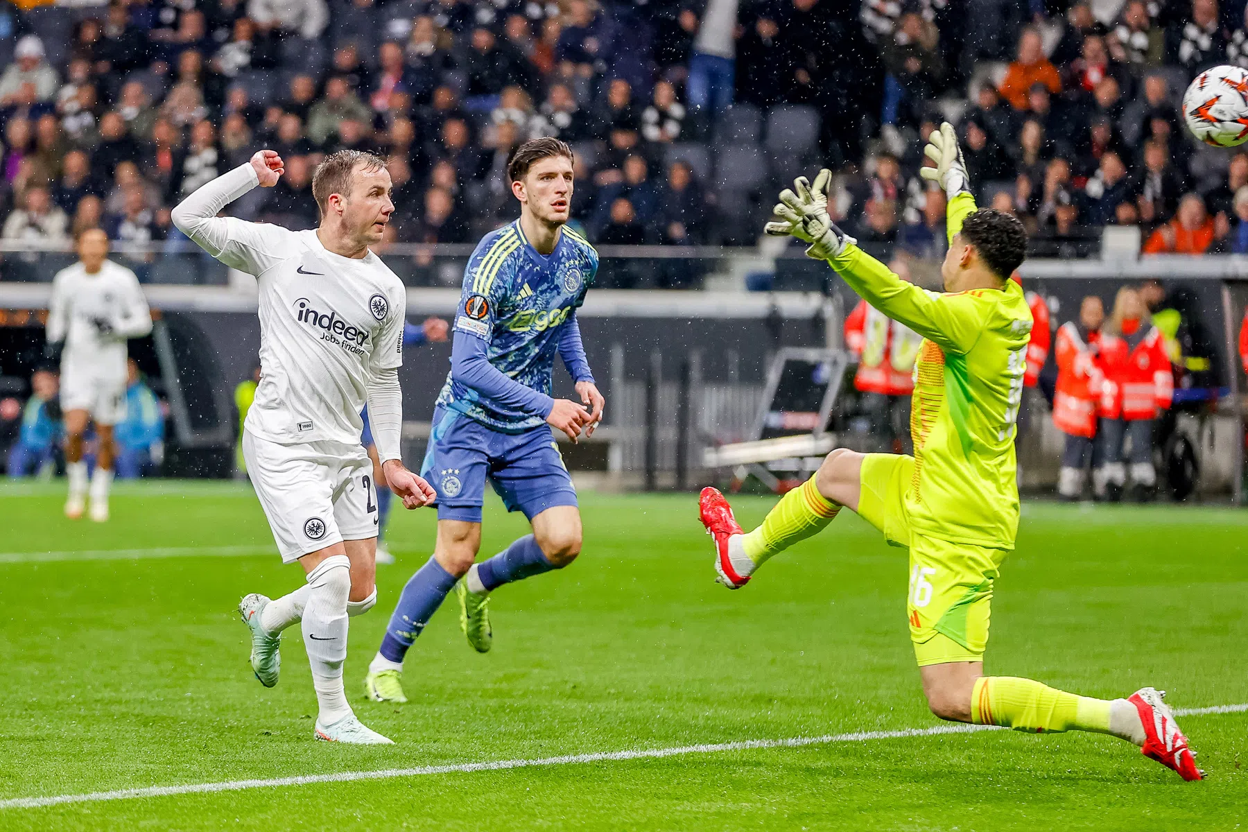 Ajax kan zich richten op titelstrijd na kansloze avond in Frankfurt