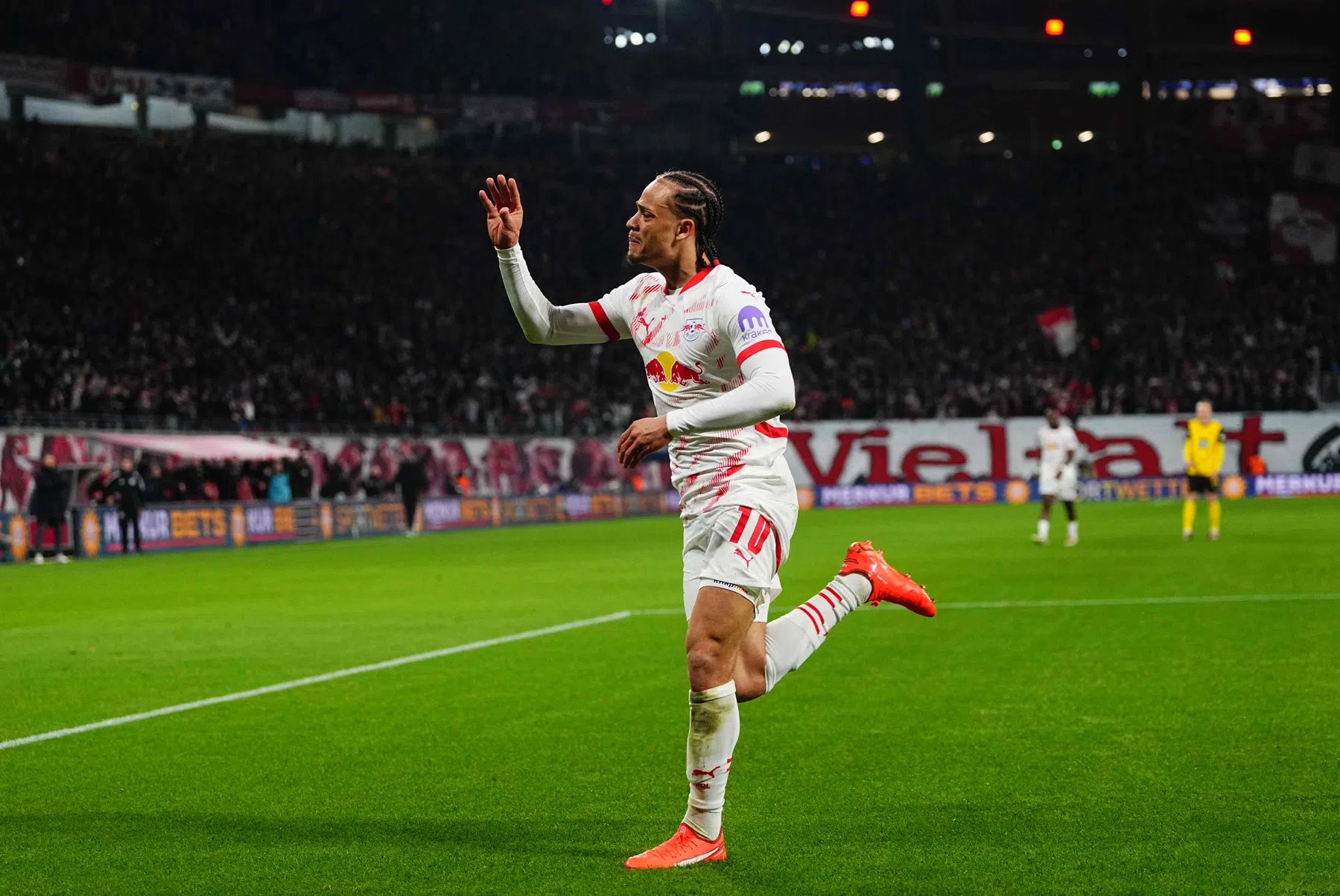 Doelpunt, assist en handgebaar: Xavi Simons gidst RB Leipzig langs Dortmund