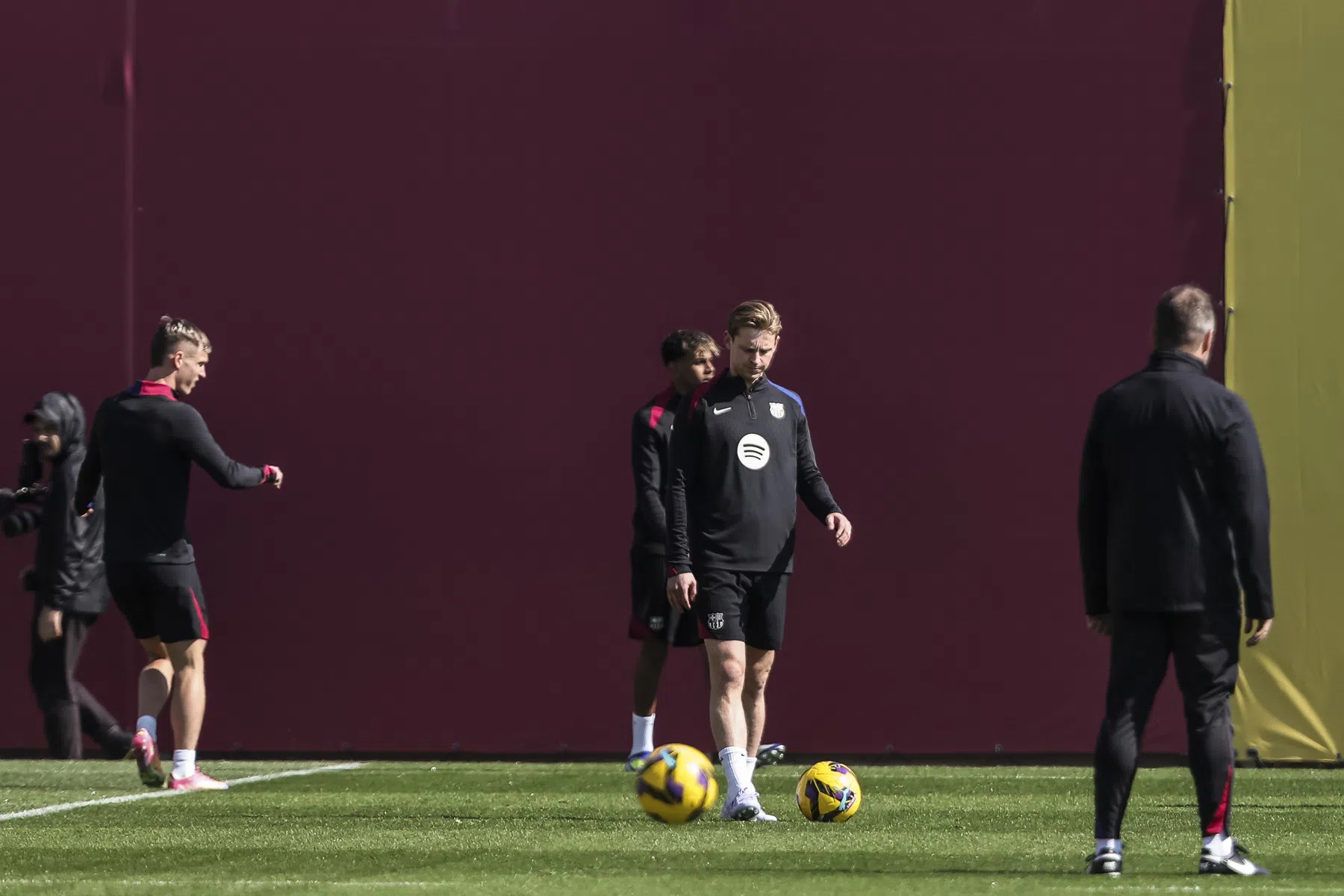 Frenkie de Jong haakt af voor topper, Spaanse media stellen Koeman gerust