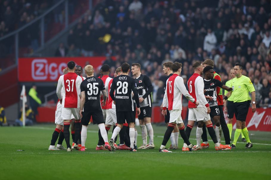 Woede bij AZ: spelers dreigen veld af te stappen na rode kaart tegen Ajax