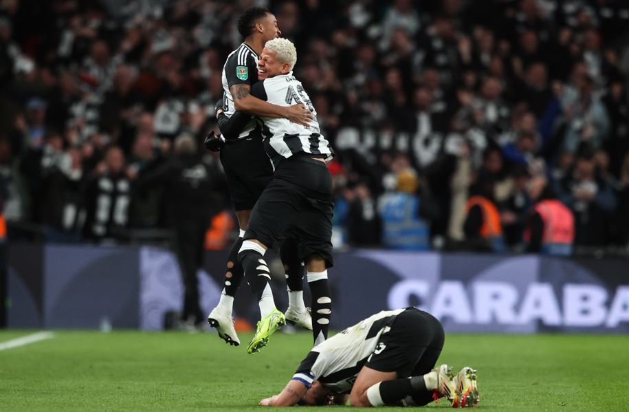 Dansende Shearer, huilende Guimarães: Newcastle zet Wembley op de kop