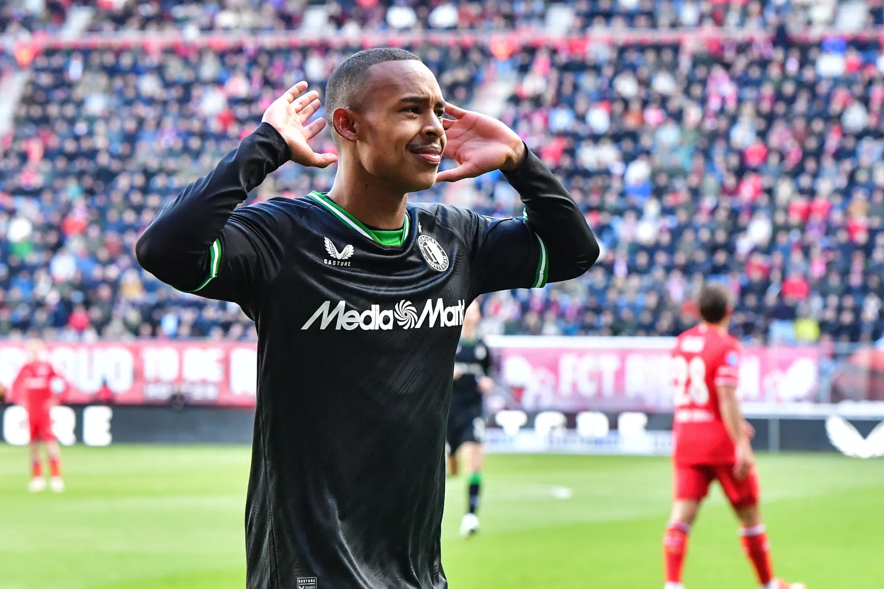 Feyenoord overdondert FC Twente: bekijk hier de heerlijke knal van Paixão