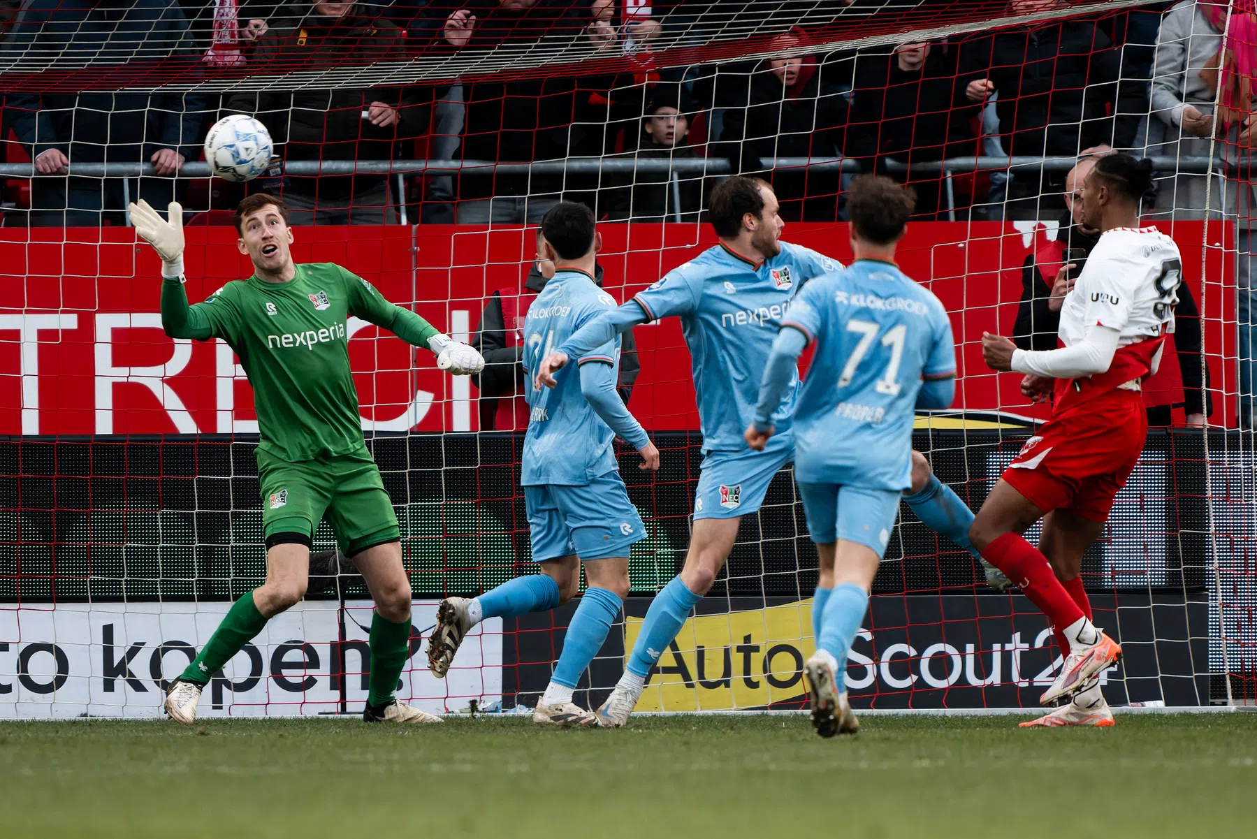 NEC-keeper Roefs oogst lof: 'Beste redding van het seizoen'