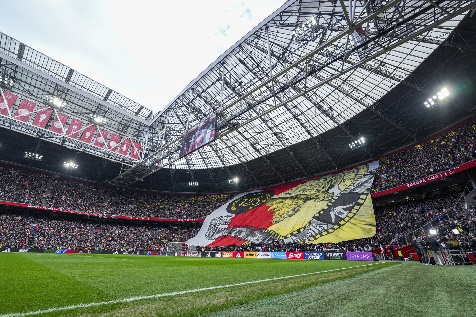 Volop vuurwerk in Johan Cruijff Arena voor aftrap Ajax - AZ