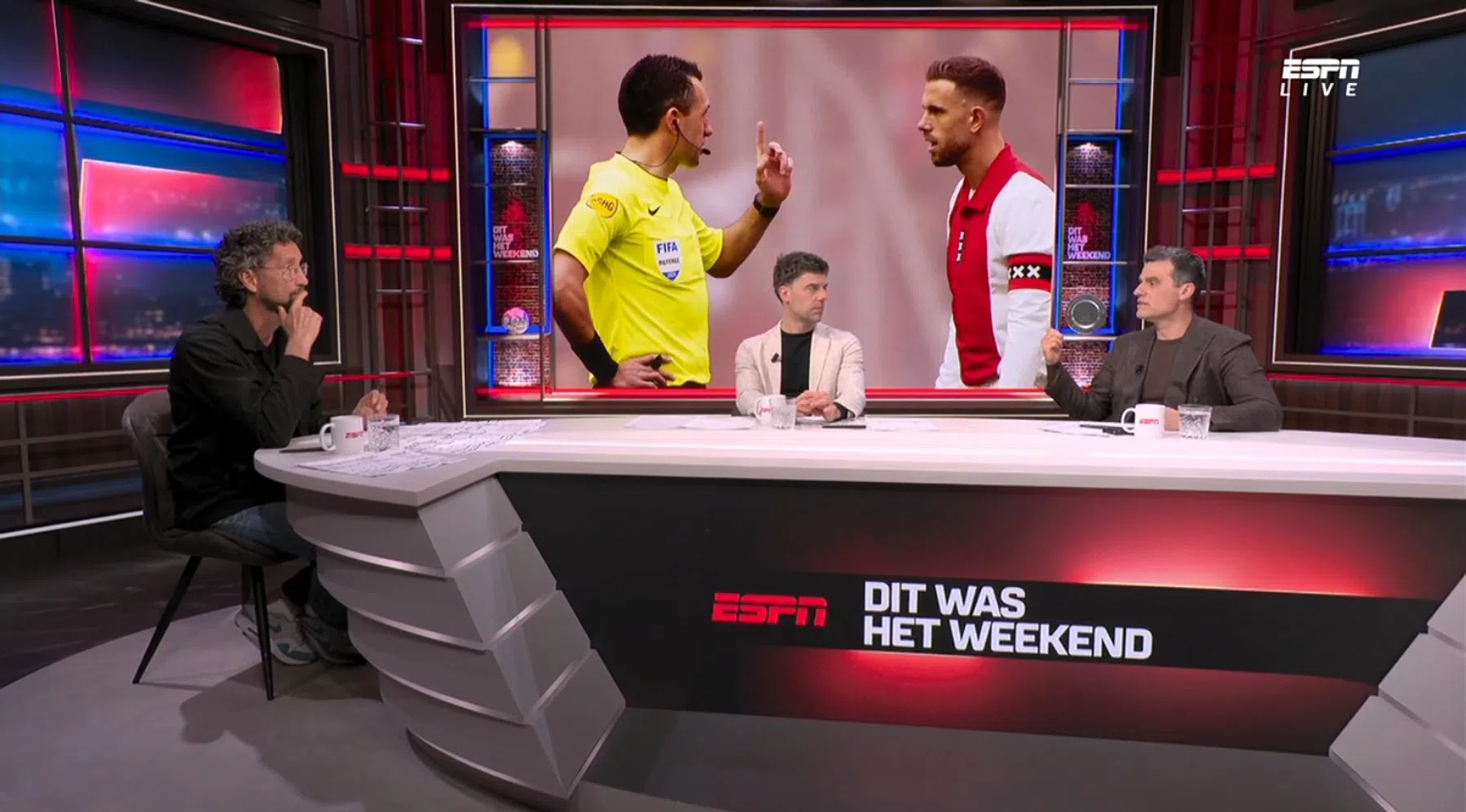 Higler wordt gekraakt na Ajax - AZ: 'Je weet dat dit gebeurt als hij fluit'