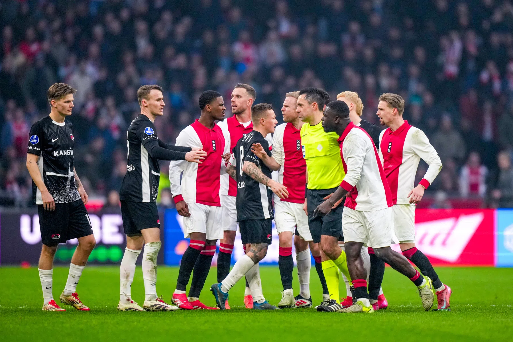 Ajax en AZ sluiten emotionele achtbaan af met twee rode kaarten en remise