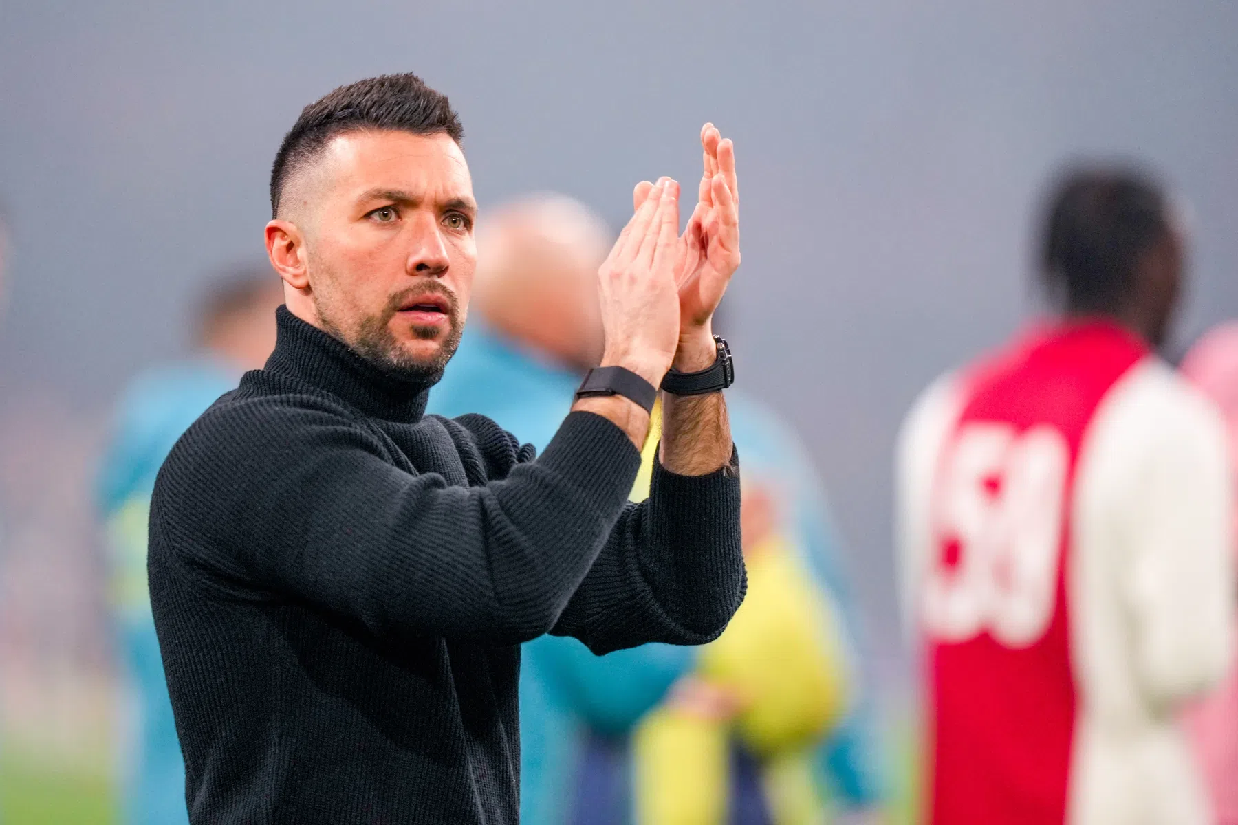 Farioli begrijpt emoties in verhitte clash: 'Ajax en AZ spelen voor de winst'