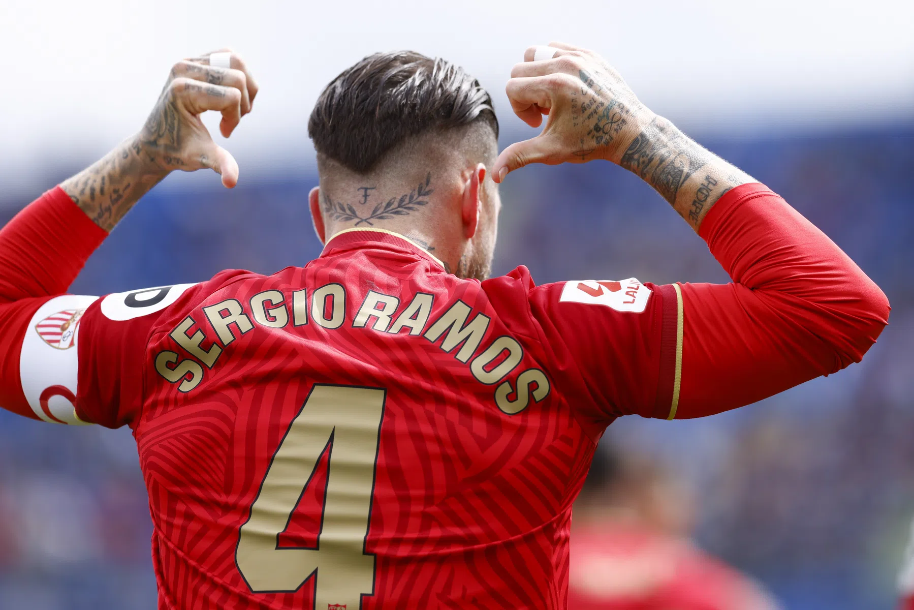 Ramos lacht om dertigste rode kaart in carrière: 'Kon Mexico niet verlaten zonder'