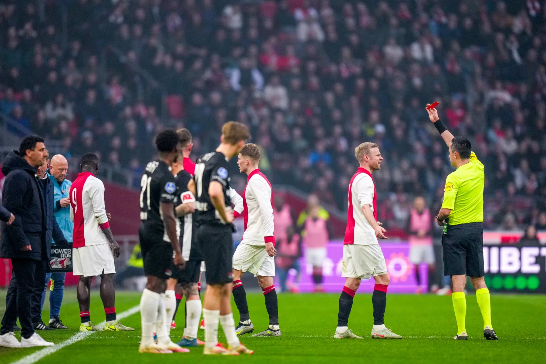 Ajax-back Gaaei hoort zijn straf na rode kaart tegen AZ