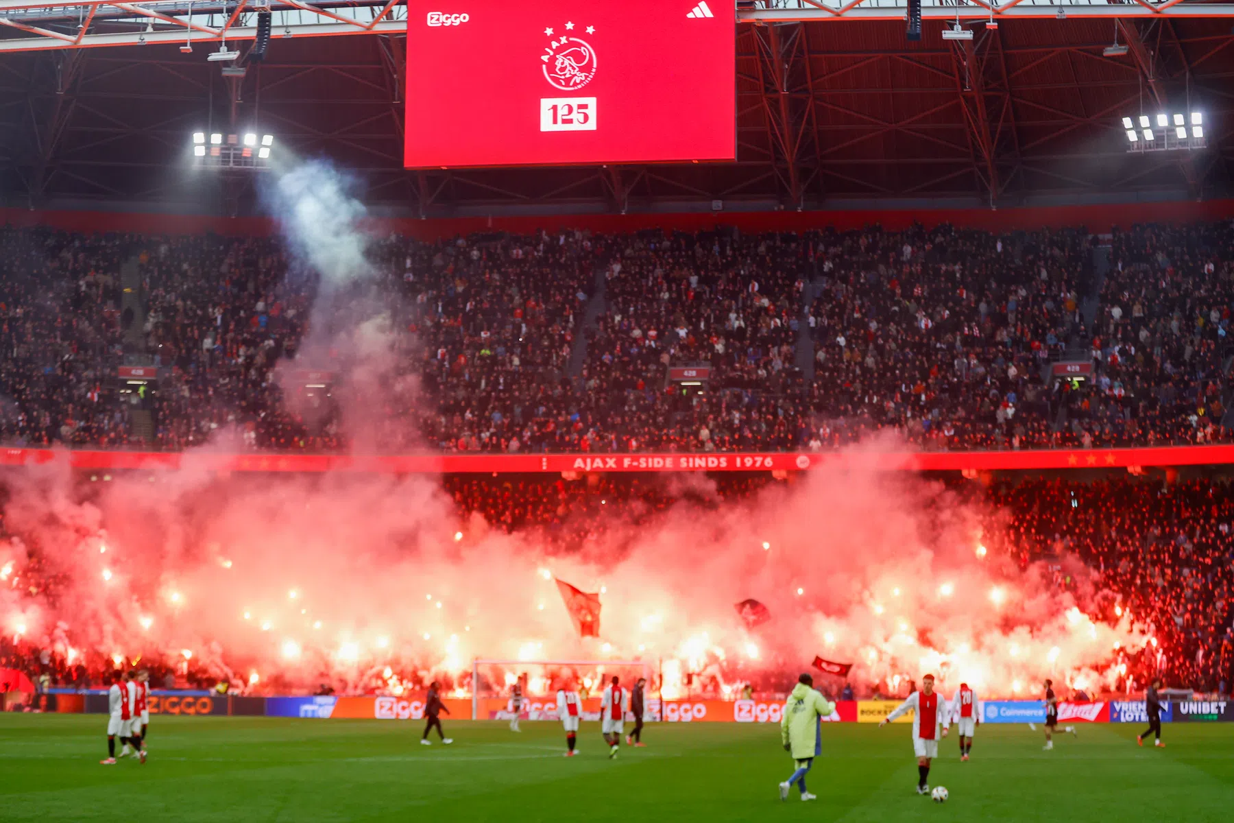 Ajax-supporters vieren 125ste verjaardag van de club op De Dam