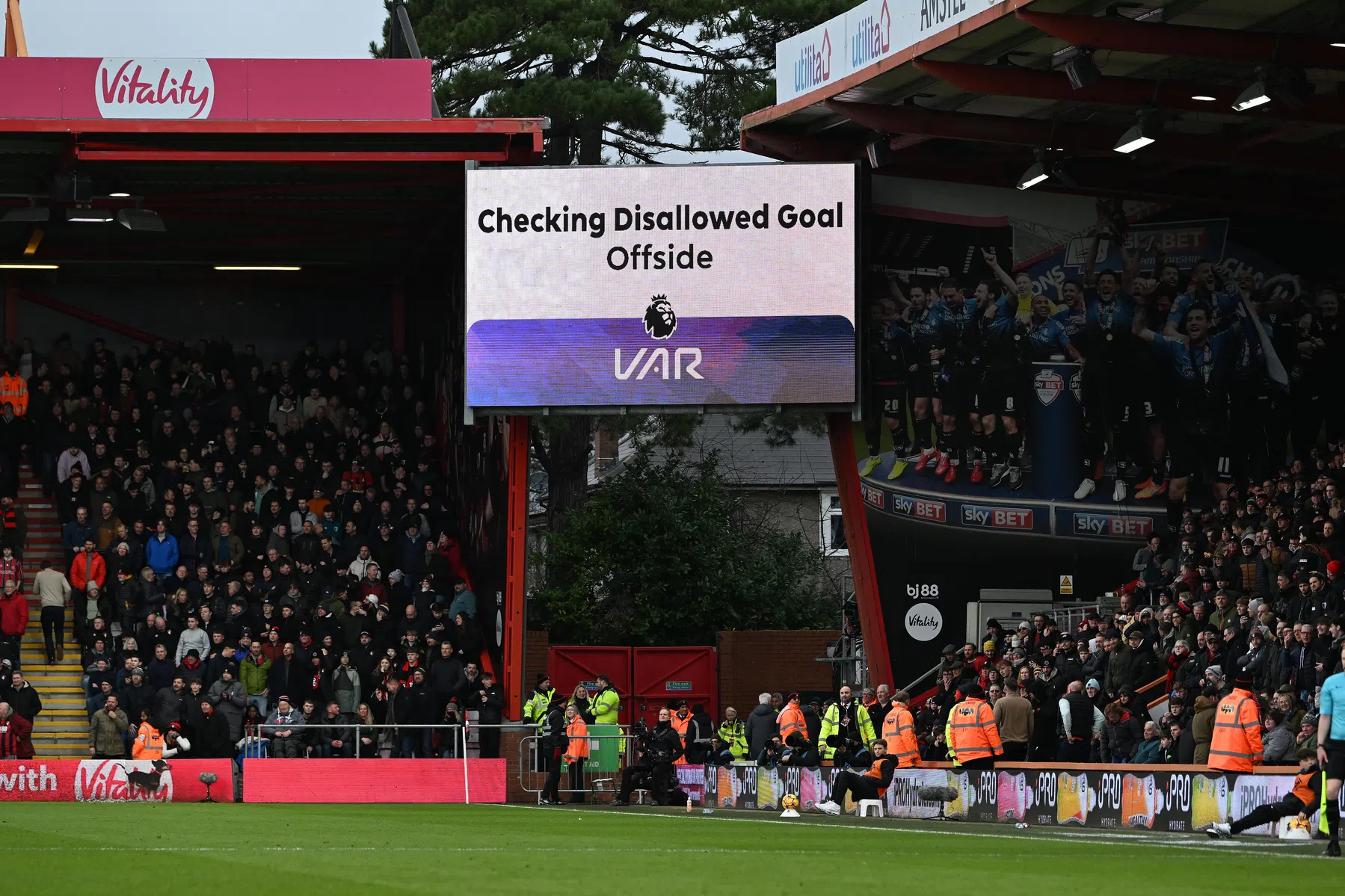 VAR-check van acht minuten zet nieuwe techniek on hold in Premier League