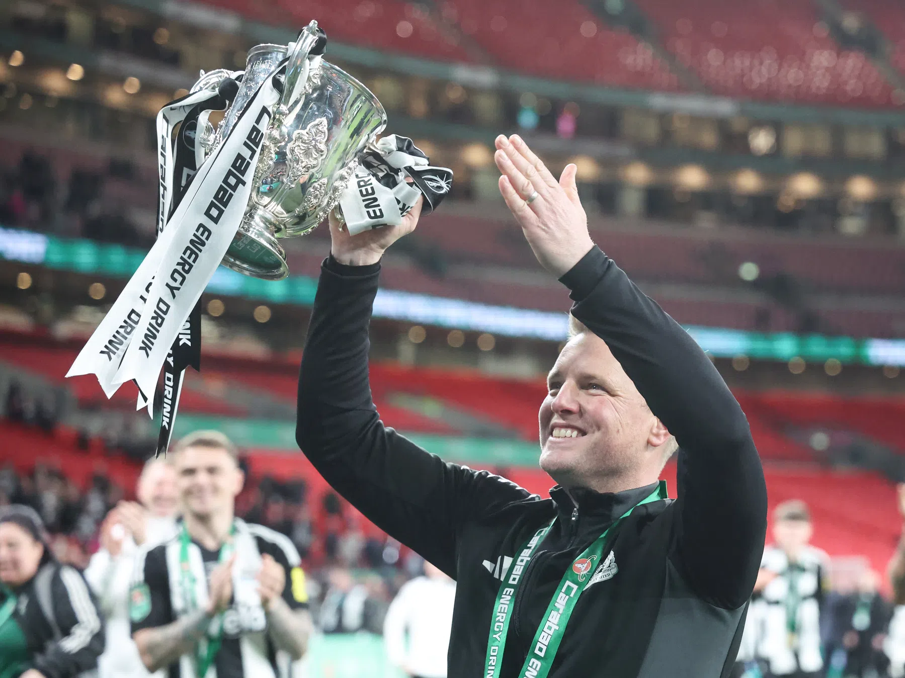 Newcastle plaatst Howe in eervol rijtje met Shearer en Sir Bobby Robson