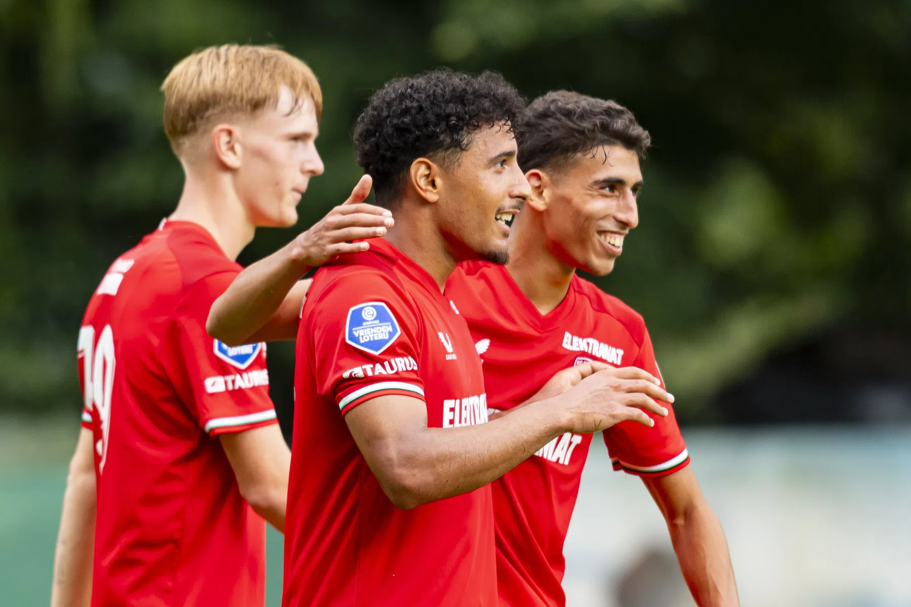 Taha maakt met fraaie treffer rentree bij FC Twente na halfjaar blessureleed