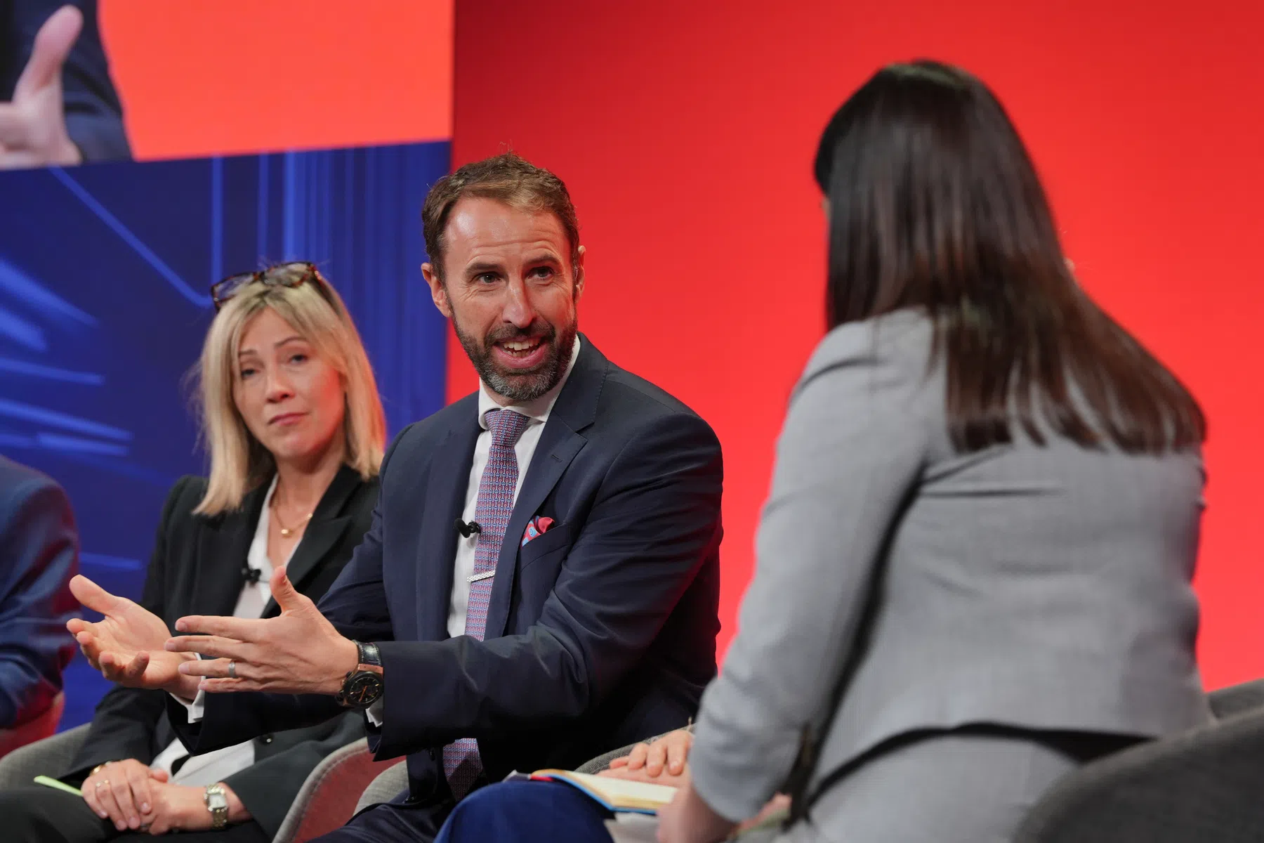 Sir Southgate luidt noodklok over gamende, gokkende en porno kijkende jeugd