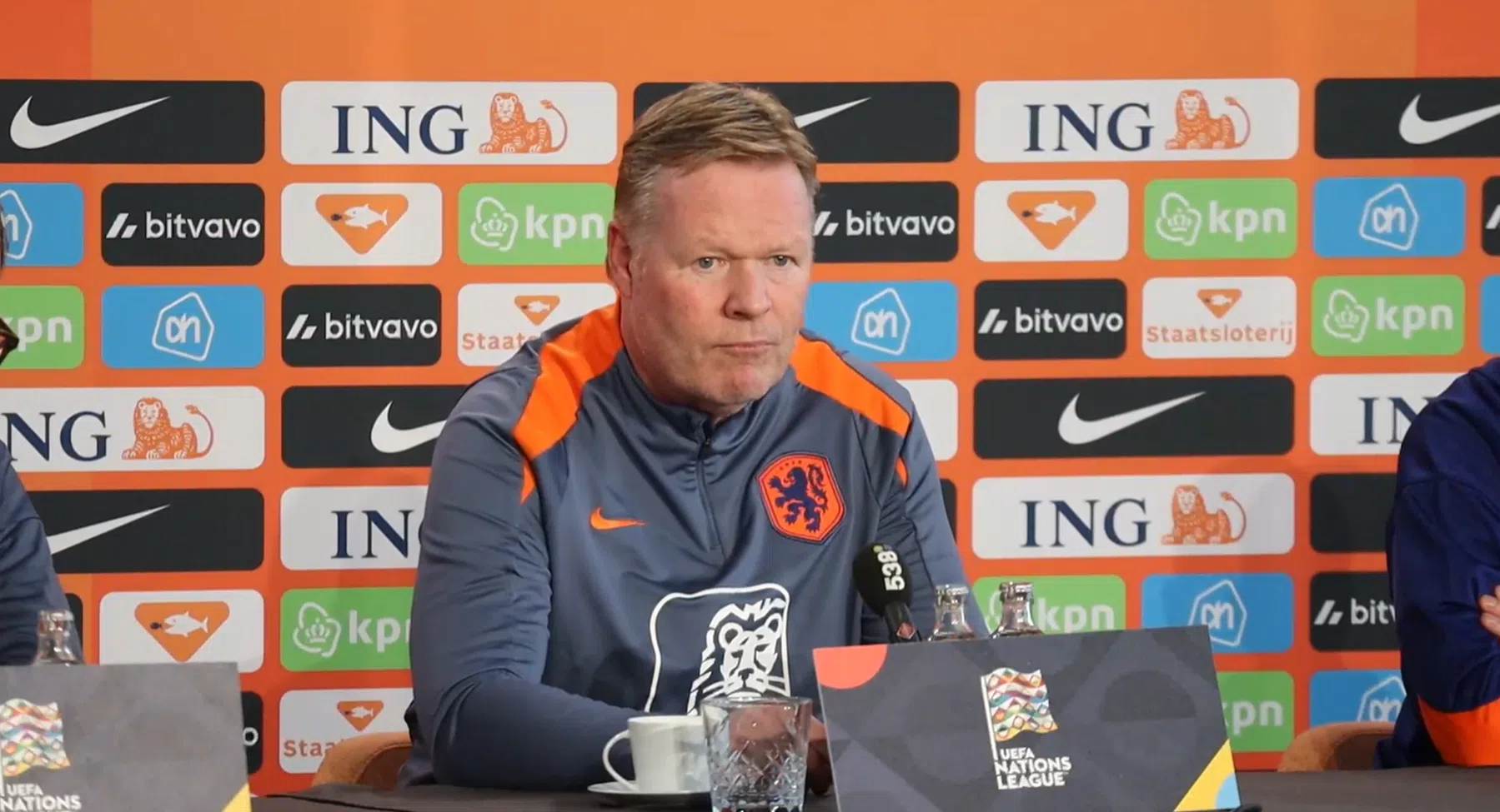 Koeman grapt na vraag over medische status Oranje: 'Maakt indruk, hè?'