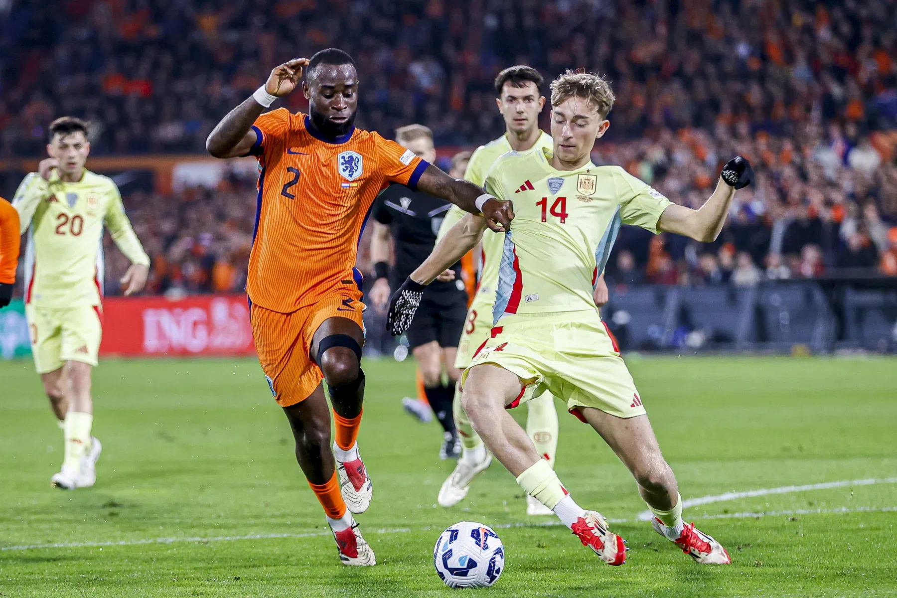 Spanje-debutant Huijsen uitgefloten in De Kuip: 'Daar moeten ze mee kappen'