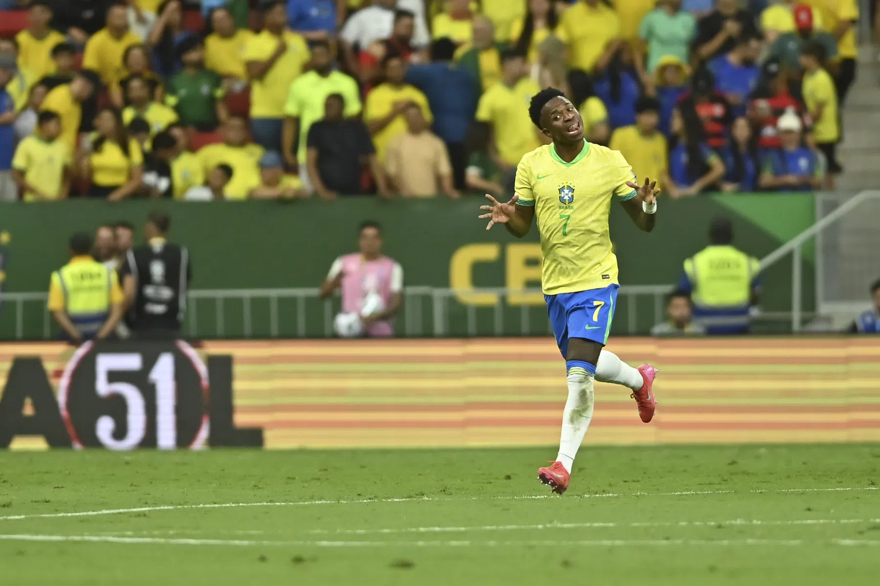 Vinícius bezorgt Brazilië ver in de extra tijd belangrijke zege met heerlijke goal