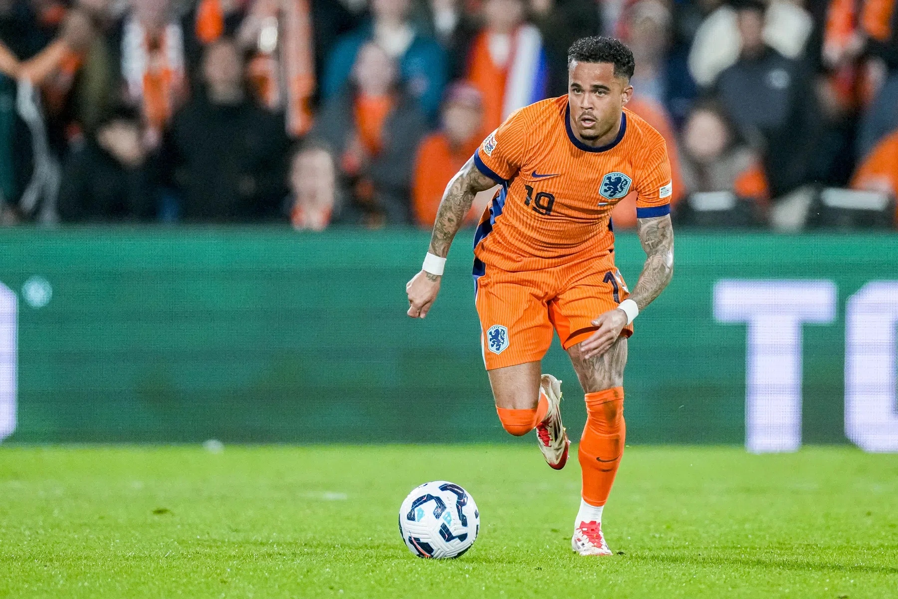 Kluivert en Koeman grappen over vaderschap: 'Dan ook de tweede maar'