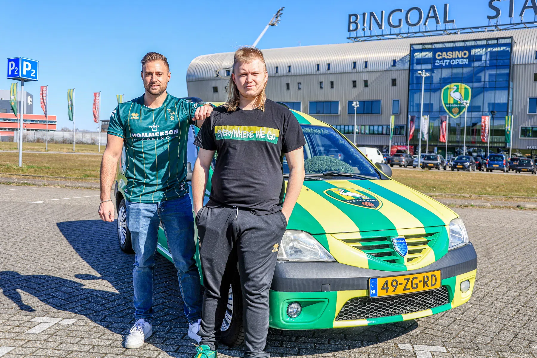 De diehard supporters en hun ADO-mobiel