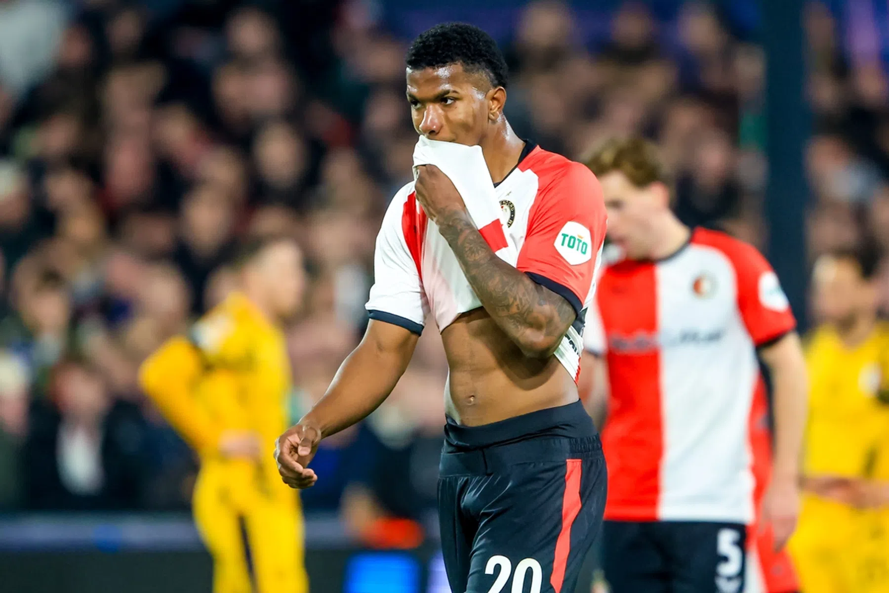 Feyenoorder Mitchell maakt zijn eerste interlanddoelpunt, blessure niet ernstig