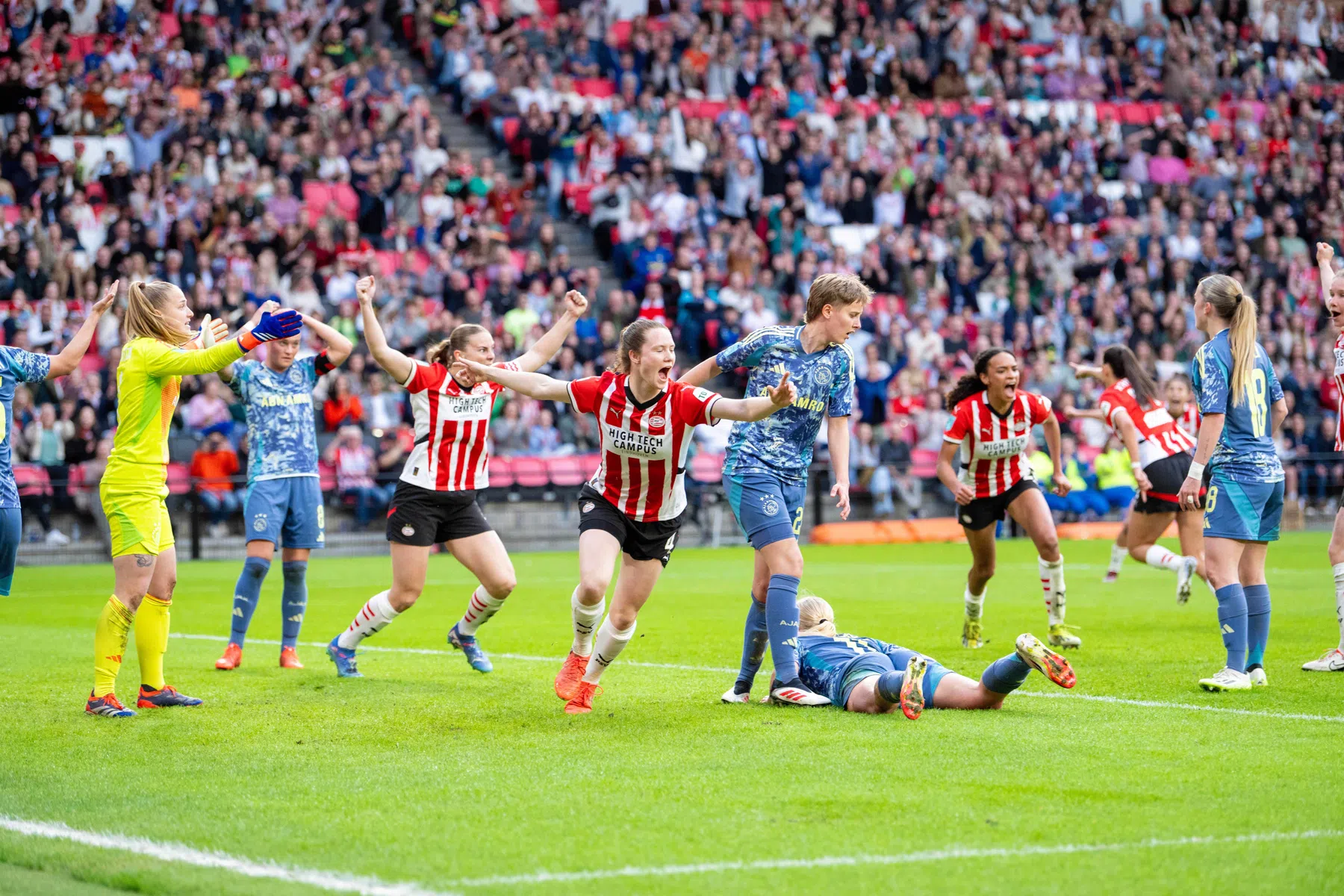 PSV nieuwe koploper van Azerion Eredivisie na zege op Ajax