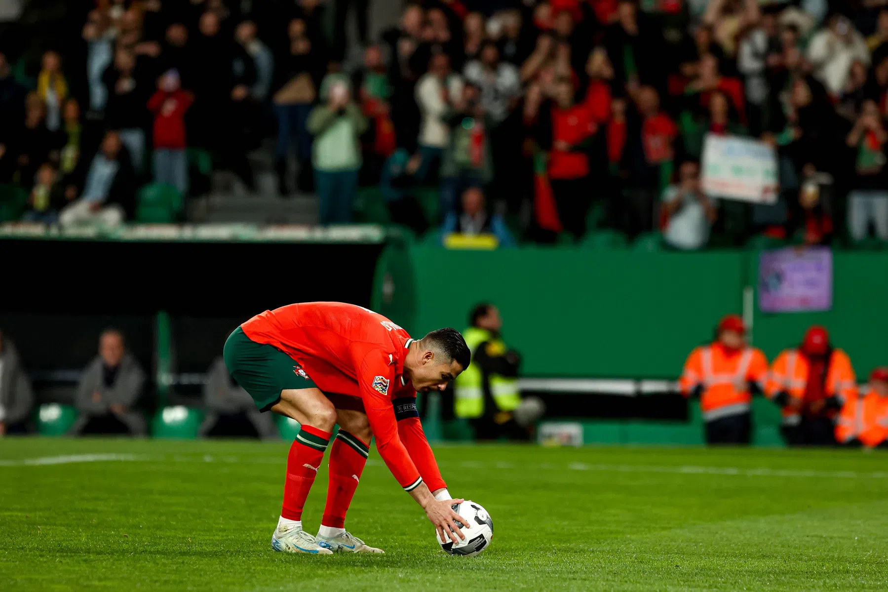 Ronaldo staat voor schut na onthutsend slechte penalty
