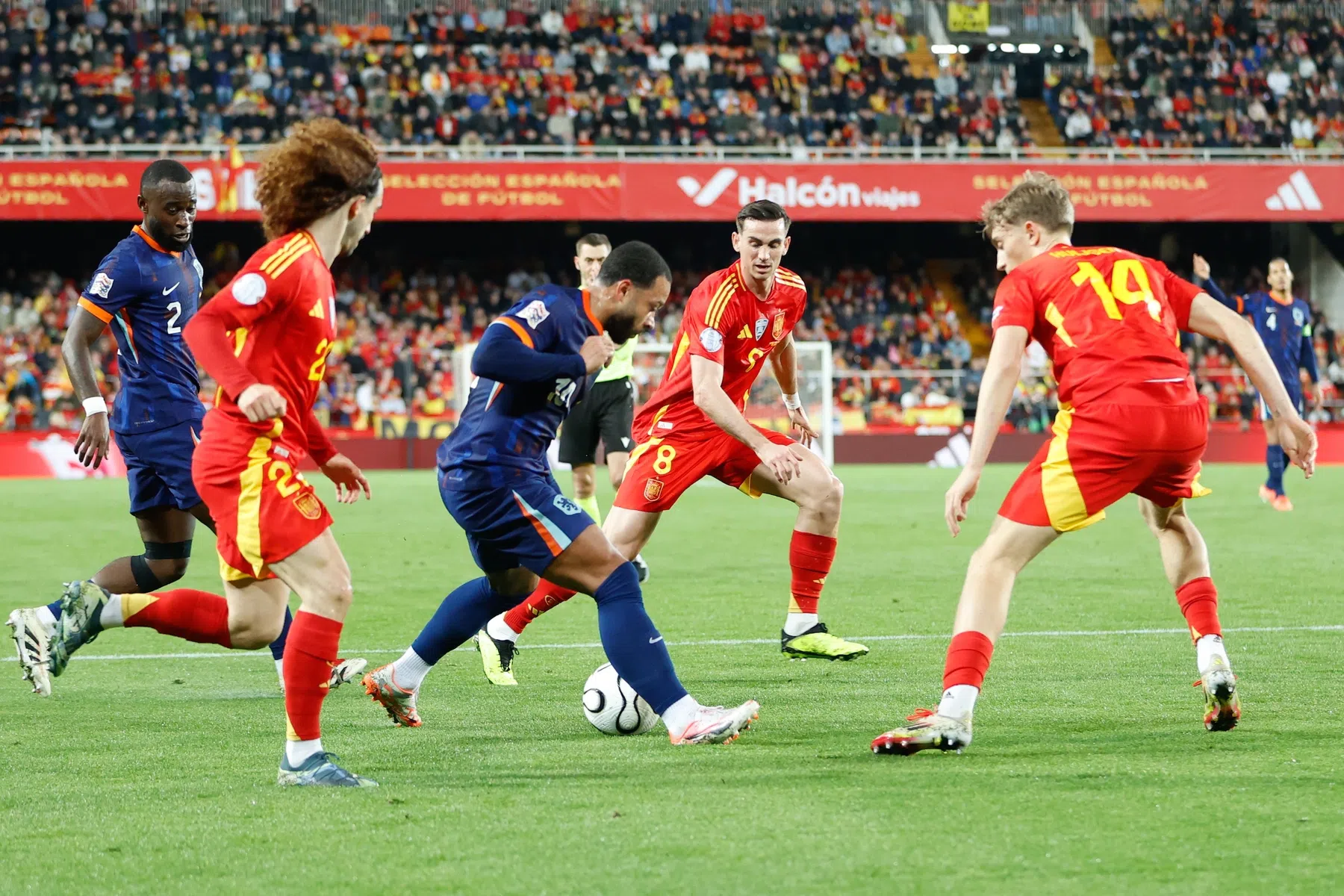 Memphis op jubileumavond stapje dichter bij Oranje-record Van Persie
