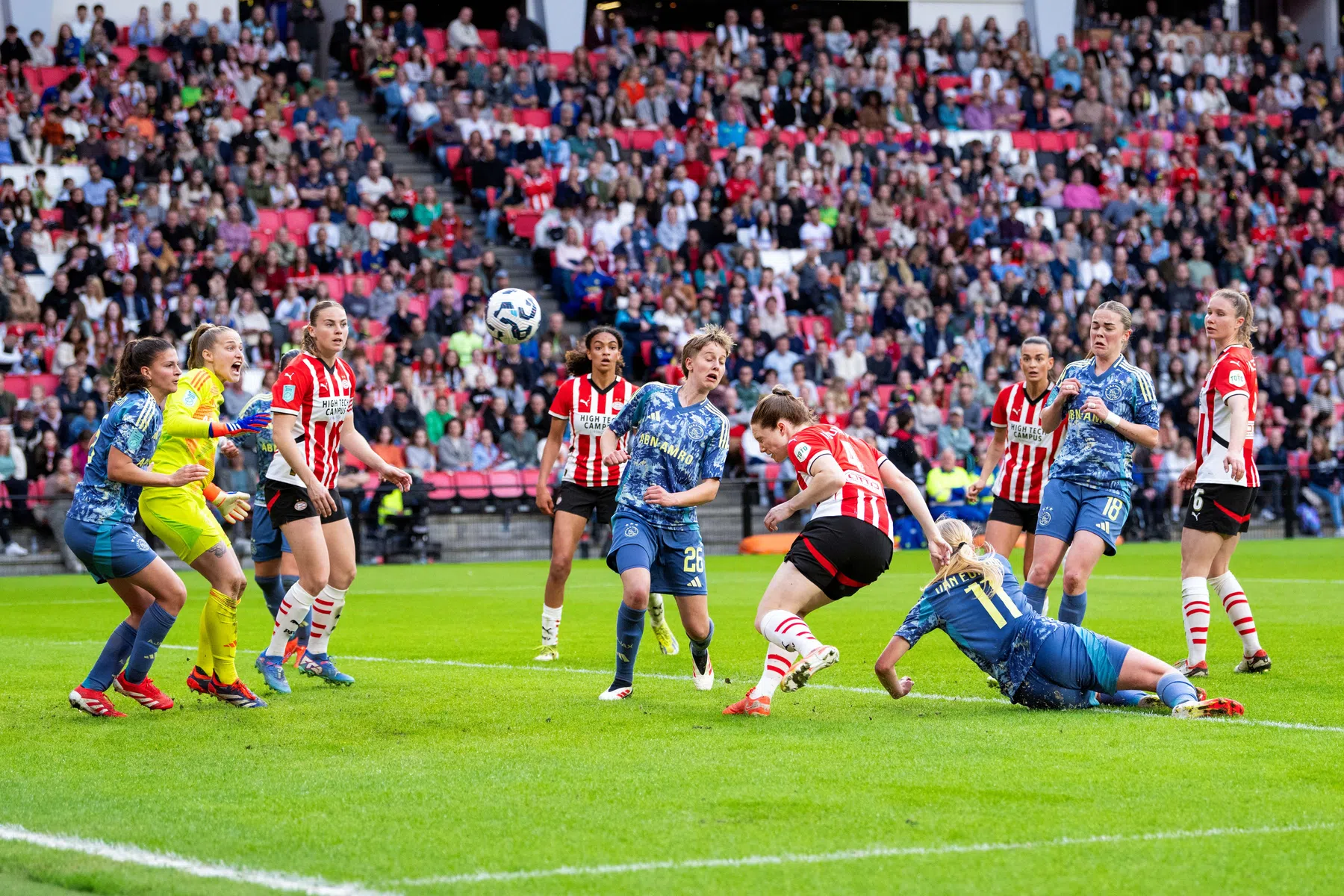 Vrouwen Eredivisie: polonaise bij PSV, capitulatie bij Ajax