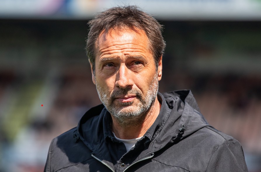Van ’t Schip meteen in problemen in Armenië: 'Dat kan alleen Messi doen'