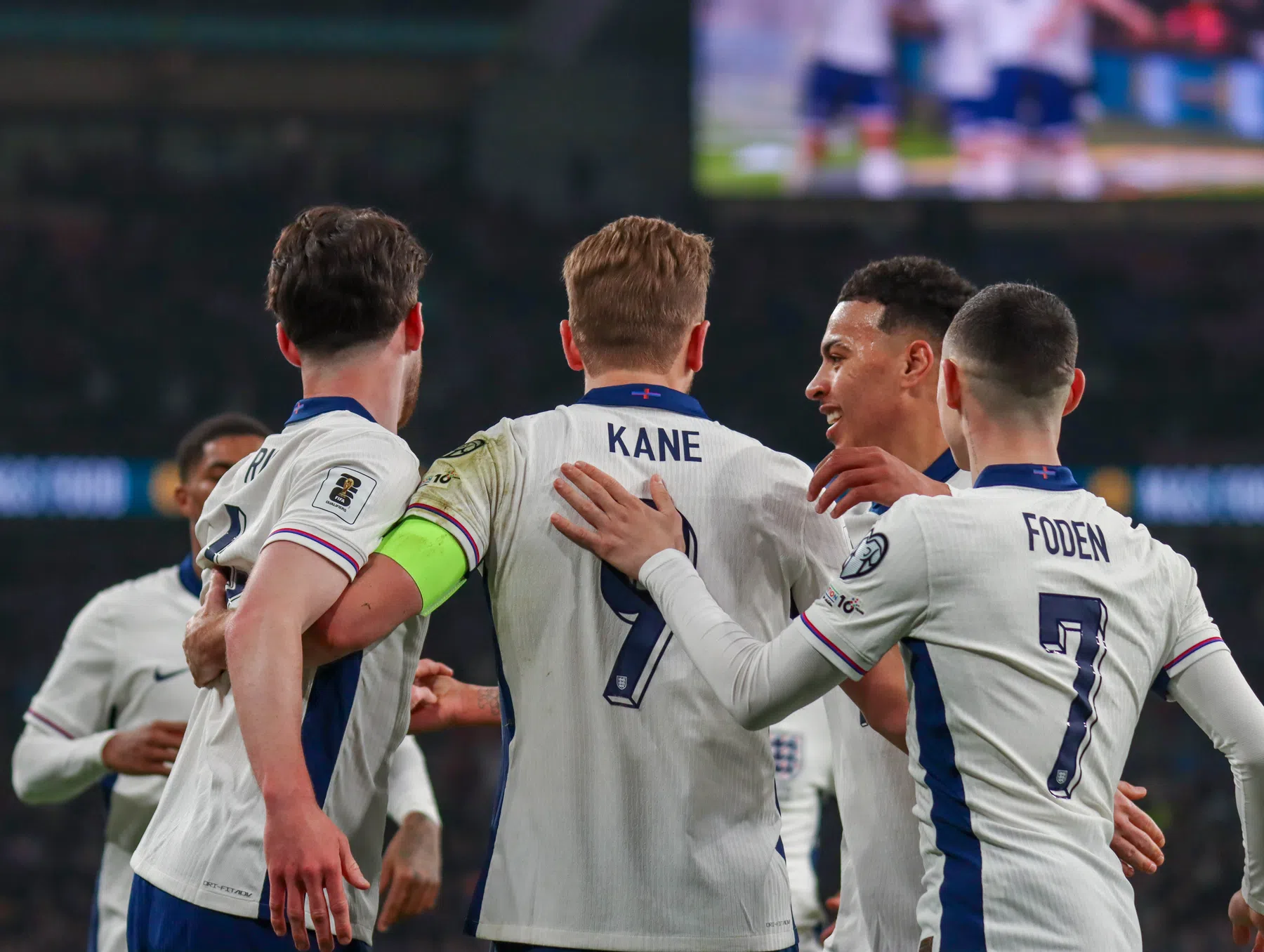 Engeland wint ruim van Letland, Henderson valt in slotfase in