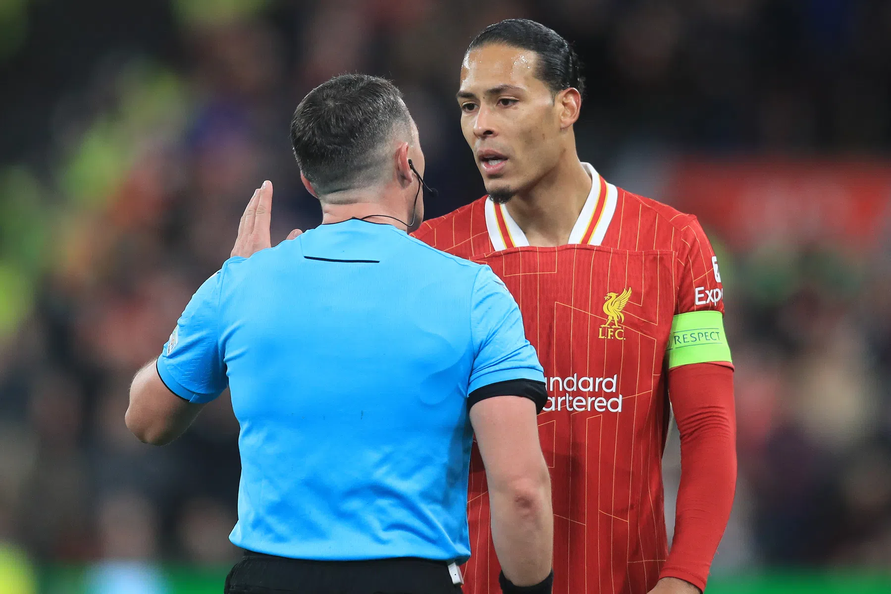 Spelregelorganisatie wil 'alleen de aanvoerder praat'-regel verder uitrollen