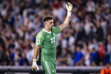 Thumbnail for article: Martínez vernedert Brazilianen in voetbalshow met Maradona-imitatie