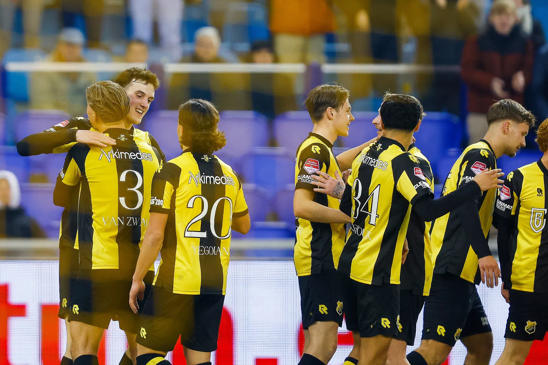 Vitesse verstuurt brieven: wisselend nieuws voor Cornelisse, De Regt en Huisman