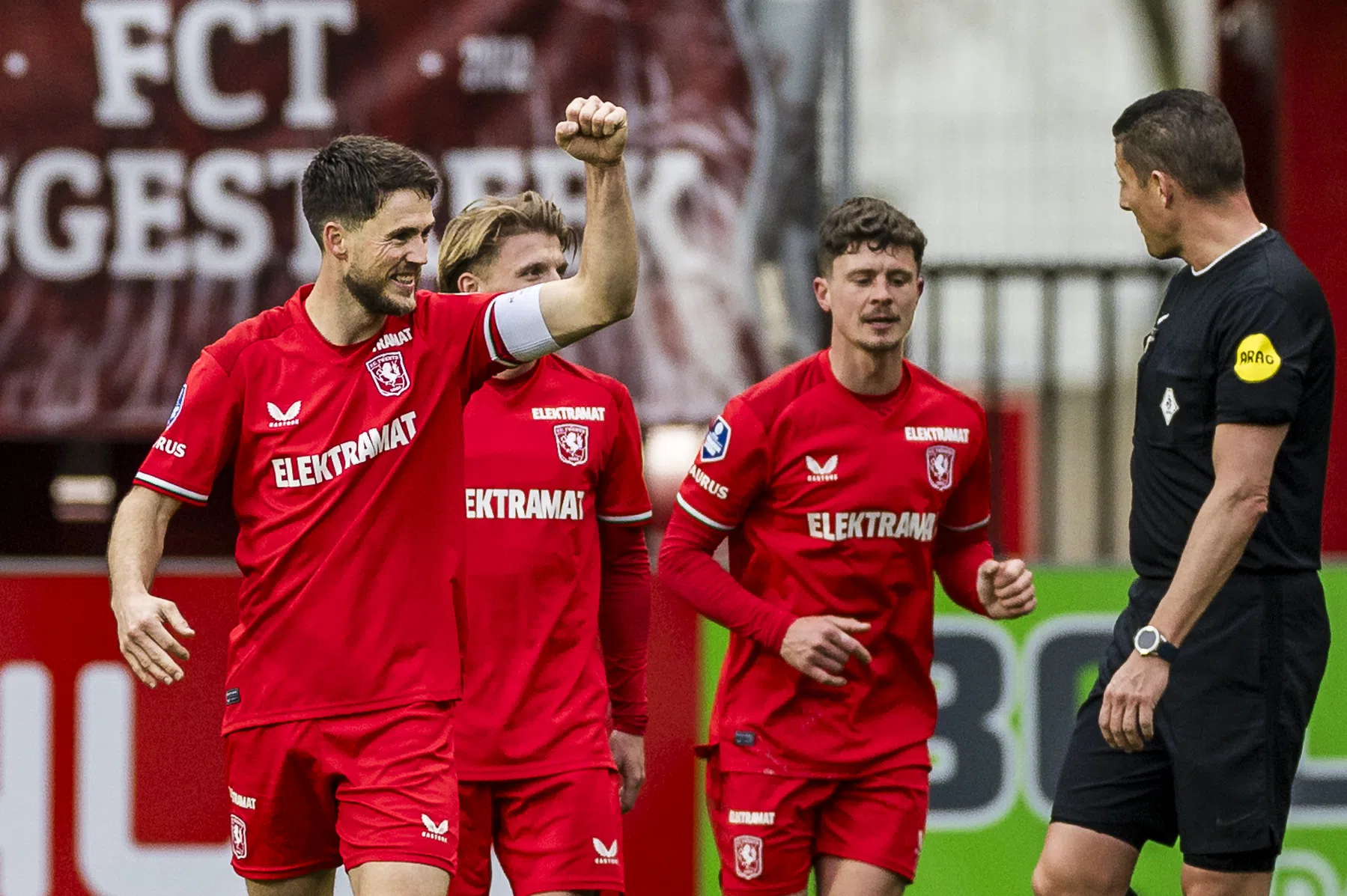 Van Wolfswinkel plakt er nog een jaartje aan vast bij FC Twente