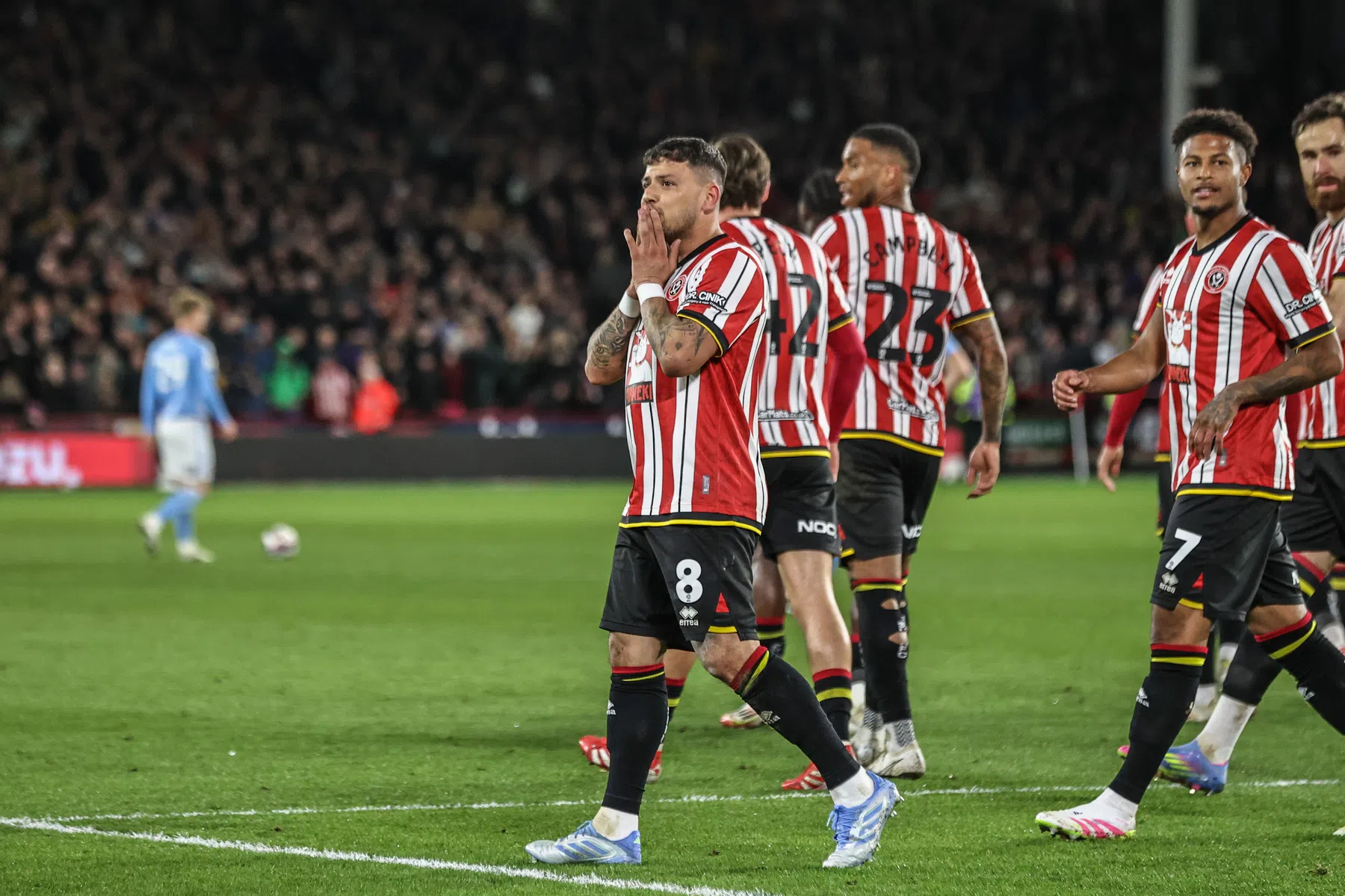 Hamer brengt Sheffield United met heerlijke vrije trap aan Championship-kop