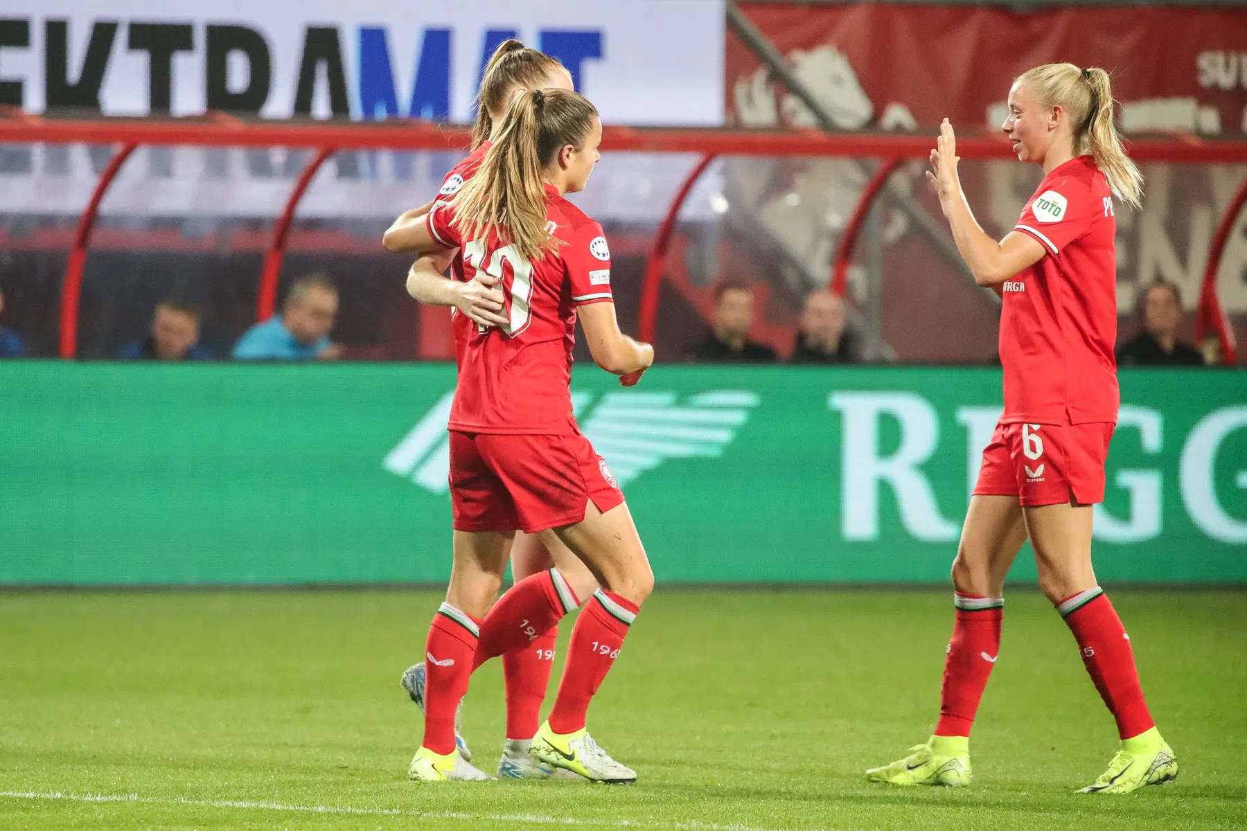 Twente zet titelstrijd in Vrouwen Eredivisie op zijn kop met 1-10 (!) overwinning