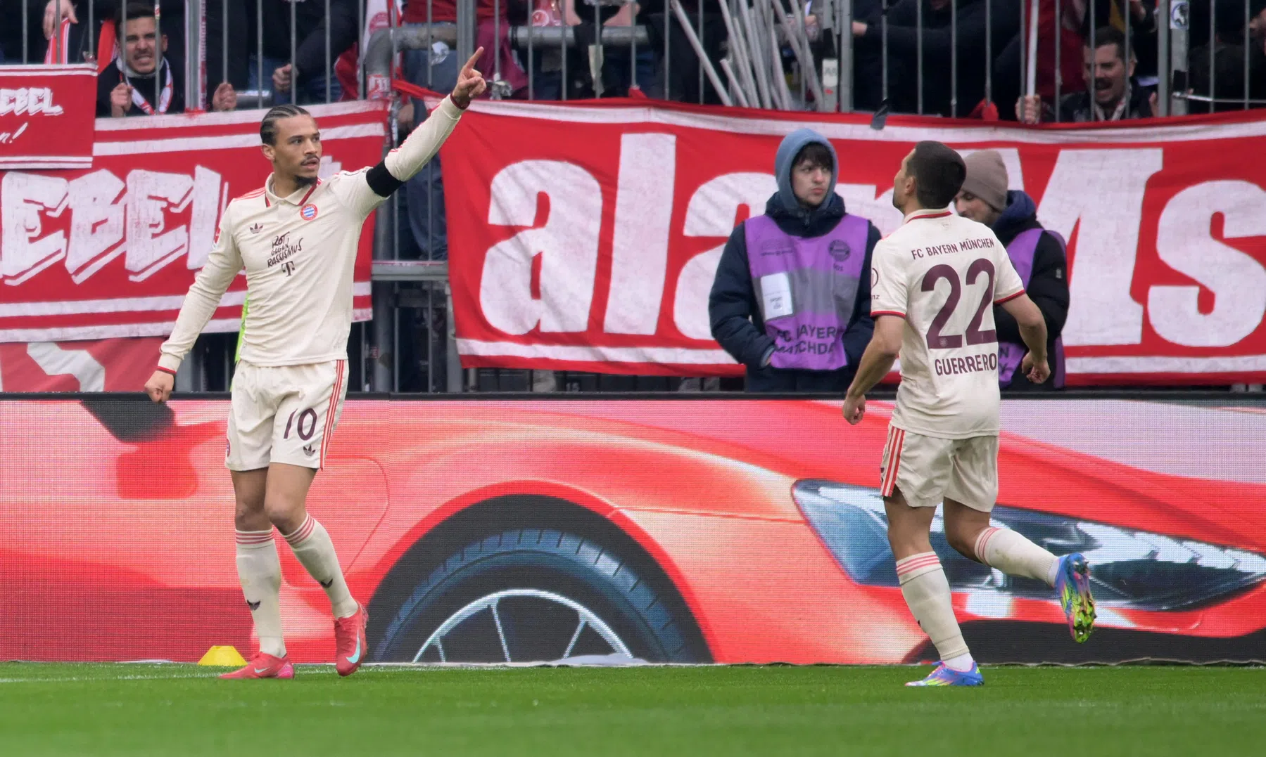 Sané wijst Bayern de weg tegen Sankt Pauli, Simons onderuit met Leipzig
